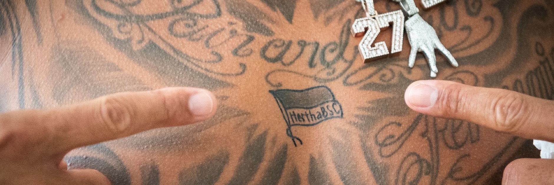 Boatengs Botschaft: Mitten auf der Brust ließ sich Kevin-Prince die Hertha-Fahne tätowieren. 