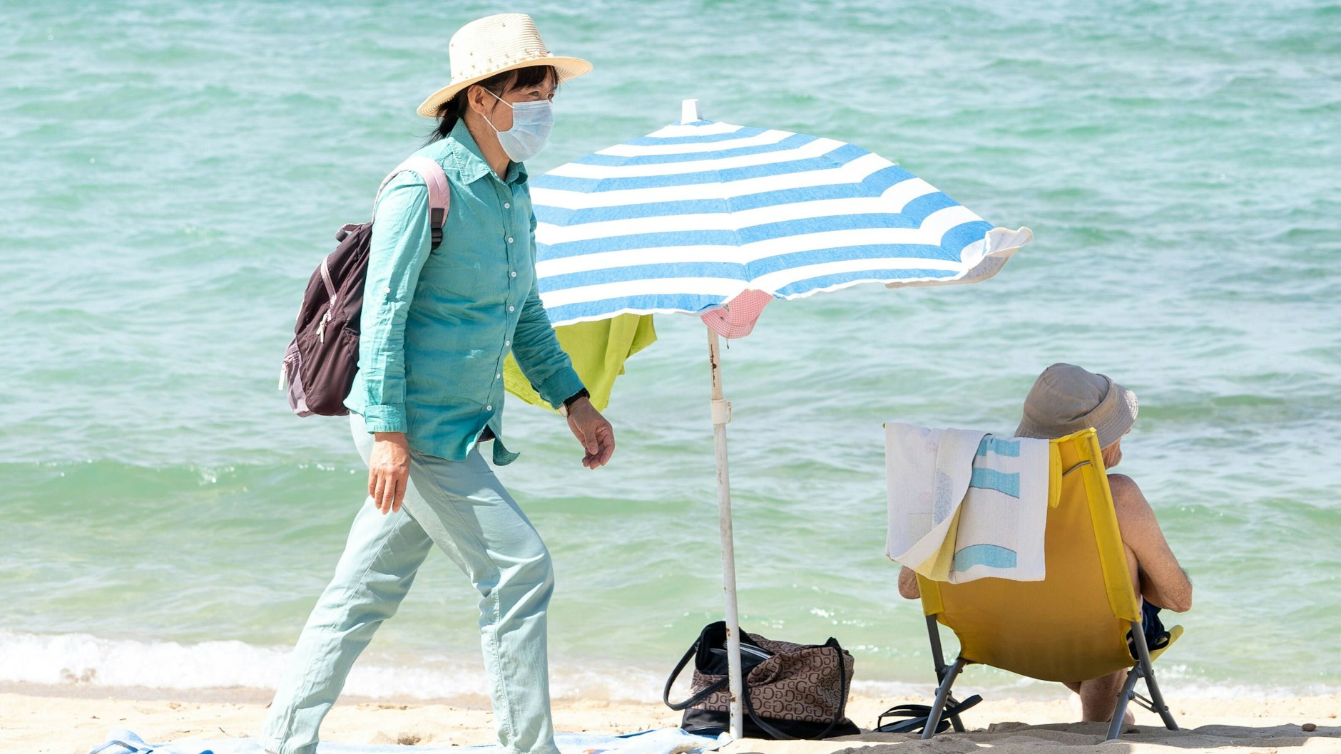 Ab Samstag muss draußen nur noch eine Maske getragen werden, wenn der Mindestabstand nicht eingehalten werden kann.