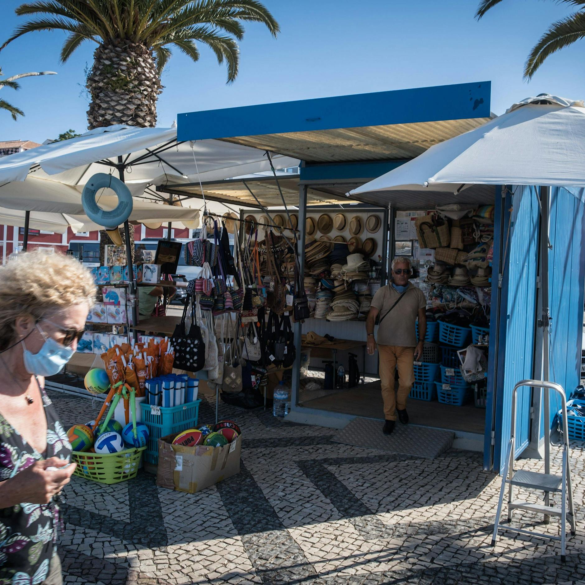 Reise-Absagen, Storno-Bedingungen, Impfpass: Das sollten Reisende jetzt unbedingt beachten