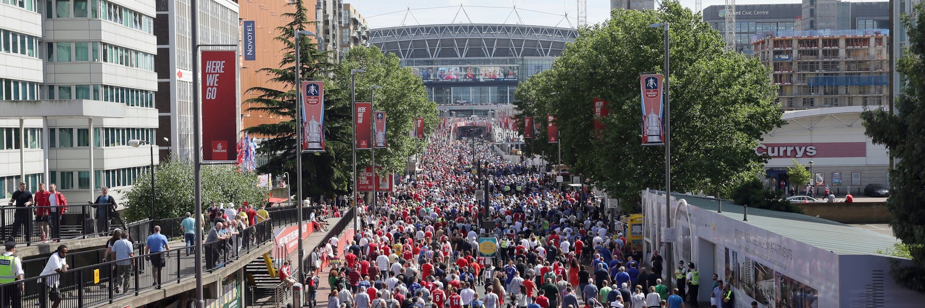 Fans auf dem Weg zum Wembley-Stadion in London.