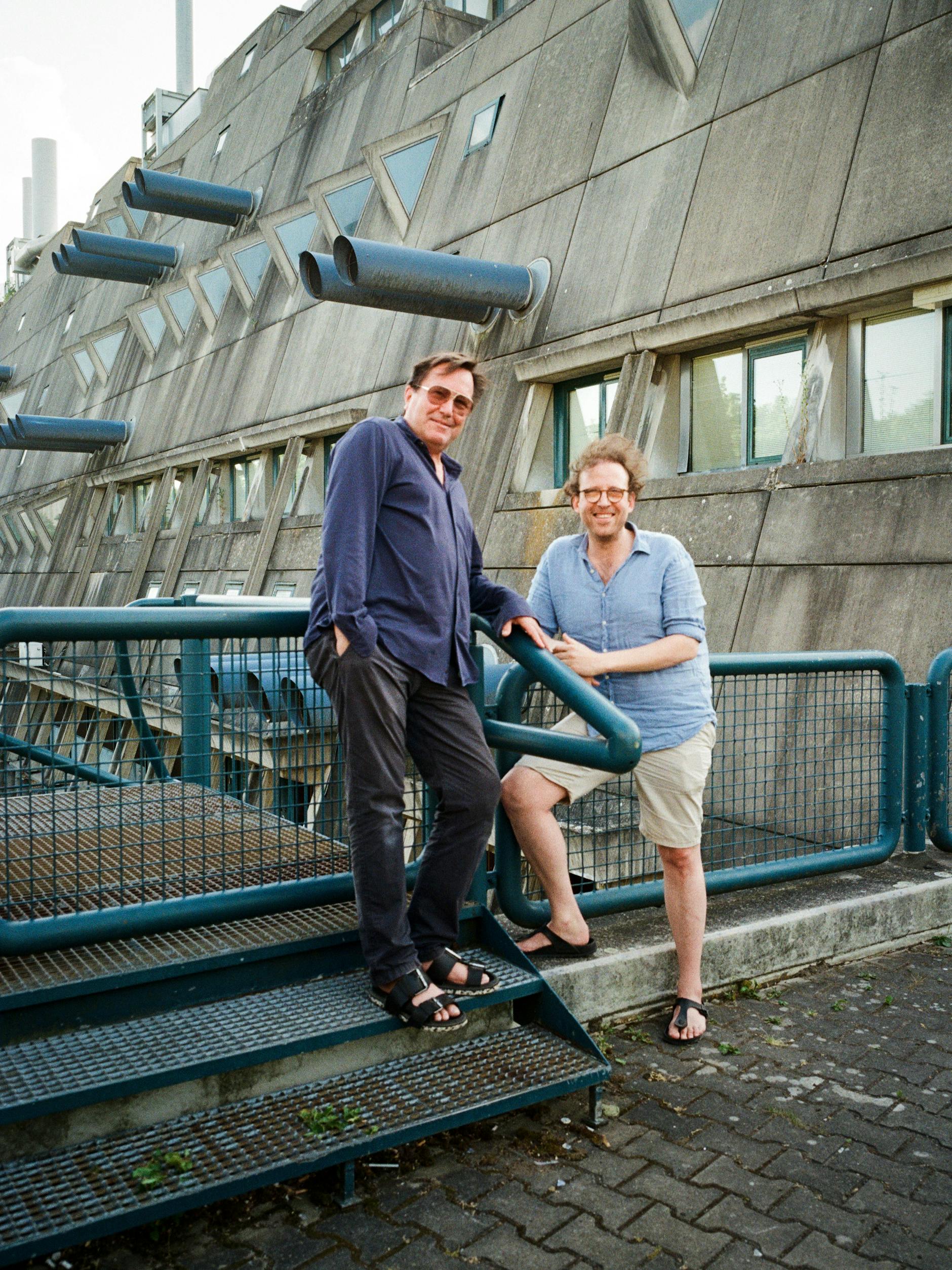 Arno Brandluber und Johan König geben eine Tour vor dem Berliner Mäusebunker.