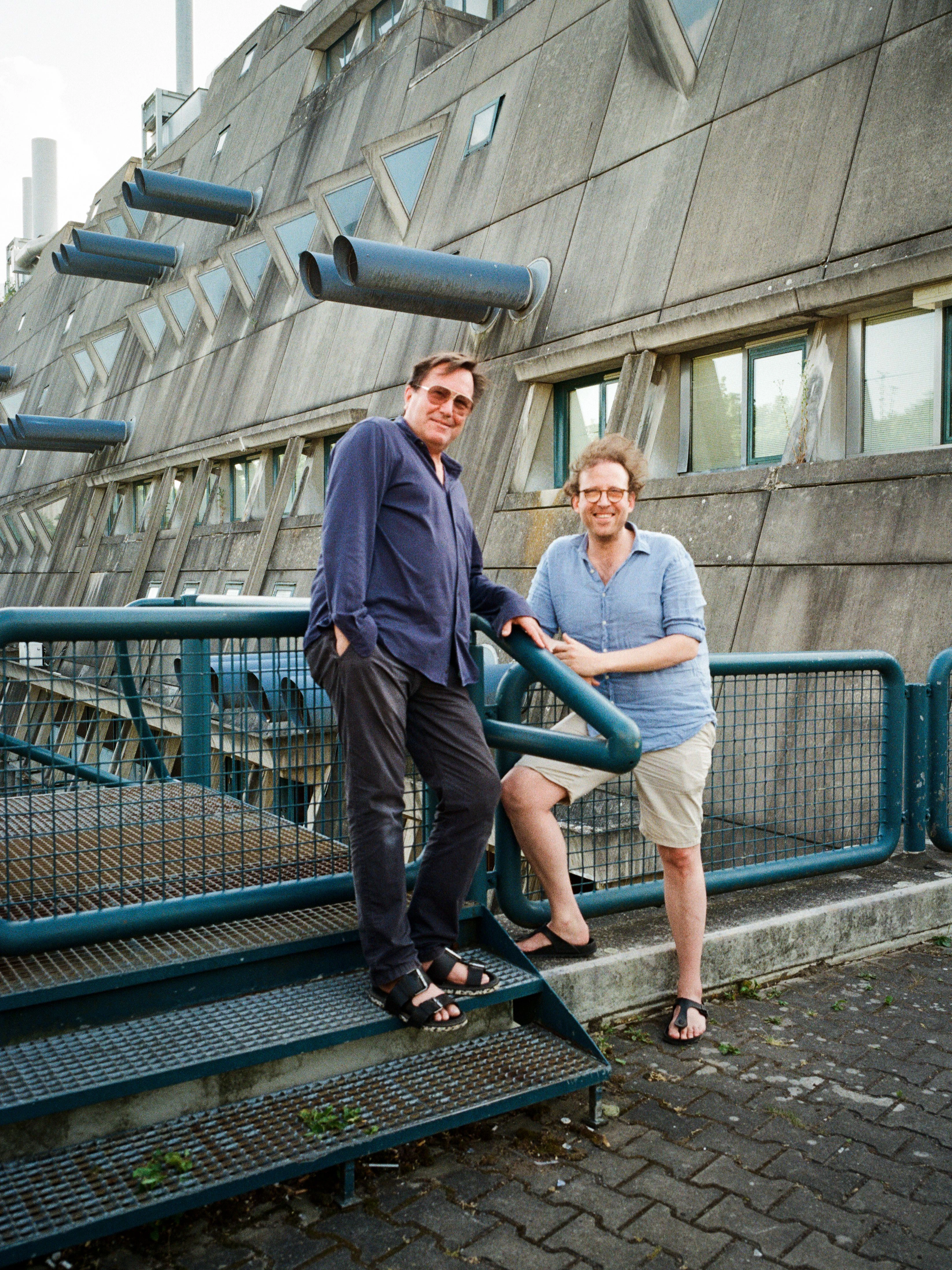 Arno Brandluber und Johan König geben eine Tour vor dem Berliner Mäusebunker.