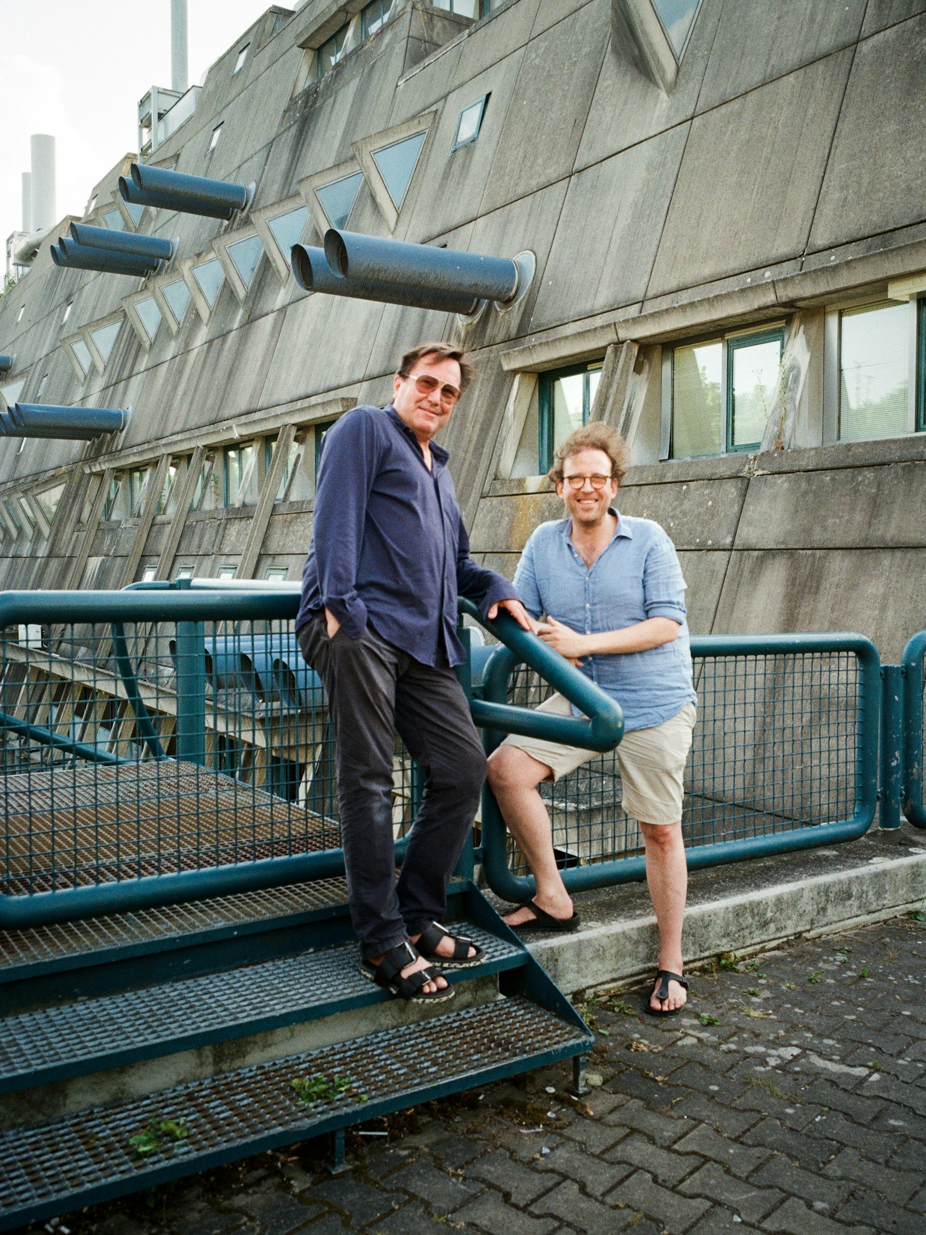 Arno Brandluber und Johan König geben eine Tour vor dem Berliner Mäusebunker.