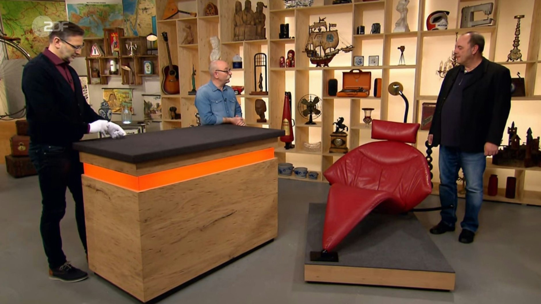 „Bares für Rares“-Experte Detlev Kümmel kann dem außergewöhnlichen Objekt nicht viel abgewinnen.