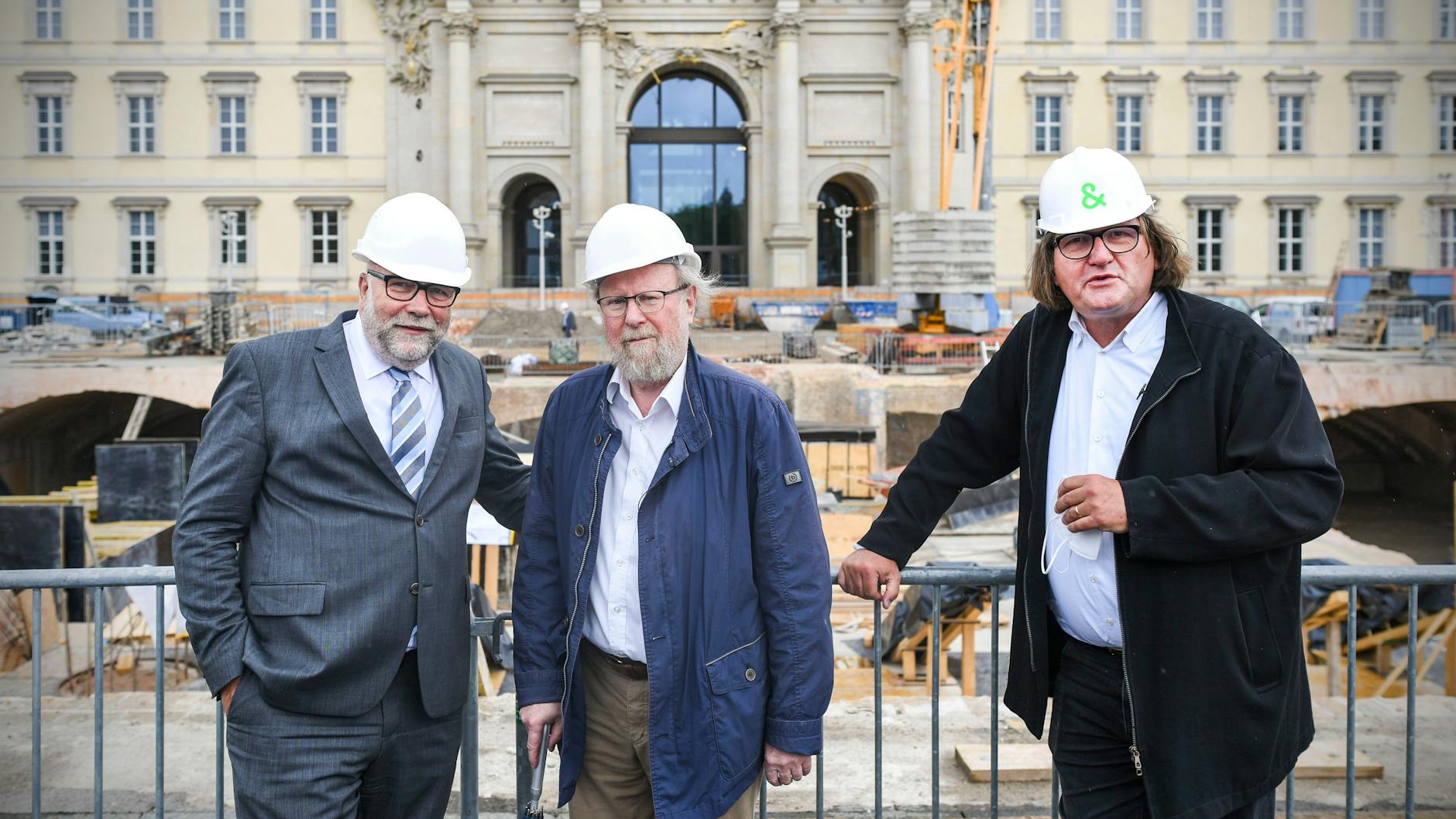 Streit am Schloss. Architekt Johannes Milla (r.), SPD-Politiker Wolfgang Thierse (M.) und CDU-Kollege Günter Nooke wollen die Ästhetik des Einheitsdenkmals nicht von einer Freitreppe beeinträchtigt sehen.<br>