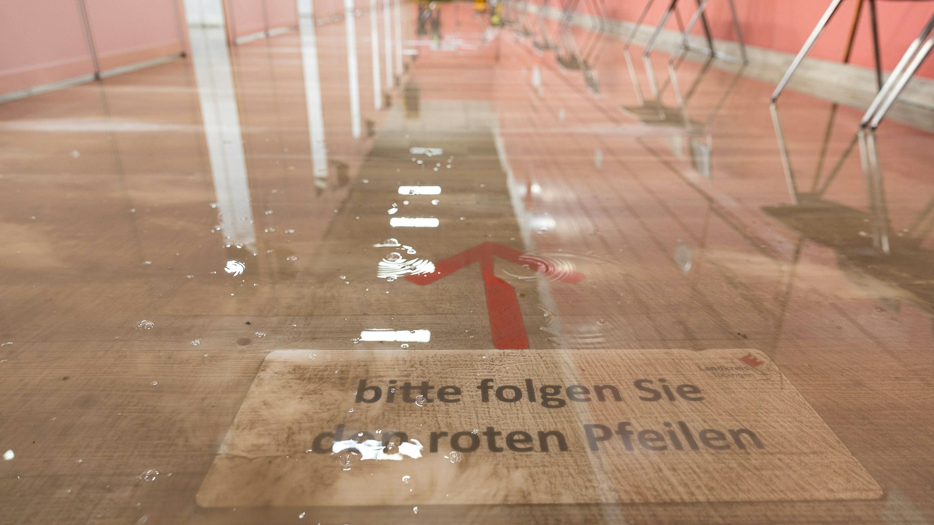 Ein überschwemmtes Impfzentrum in Tübingen