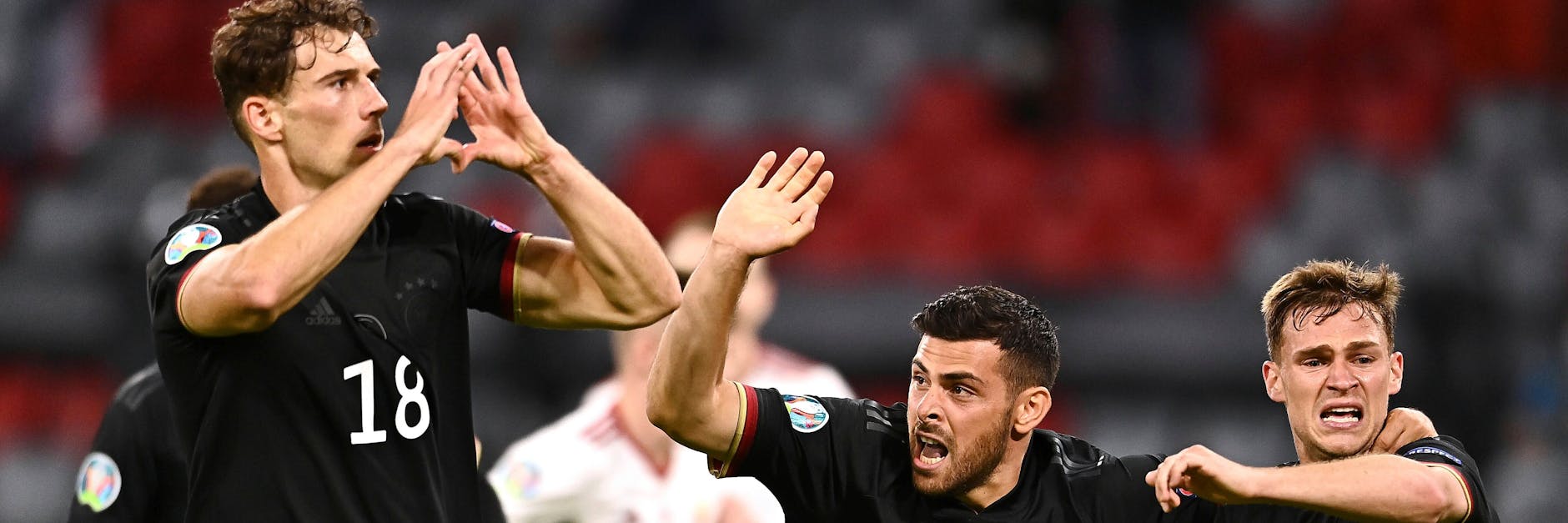 Liebe statt Hass: Leon Goretzka zeigt den Fans ein Herz. 