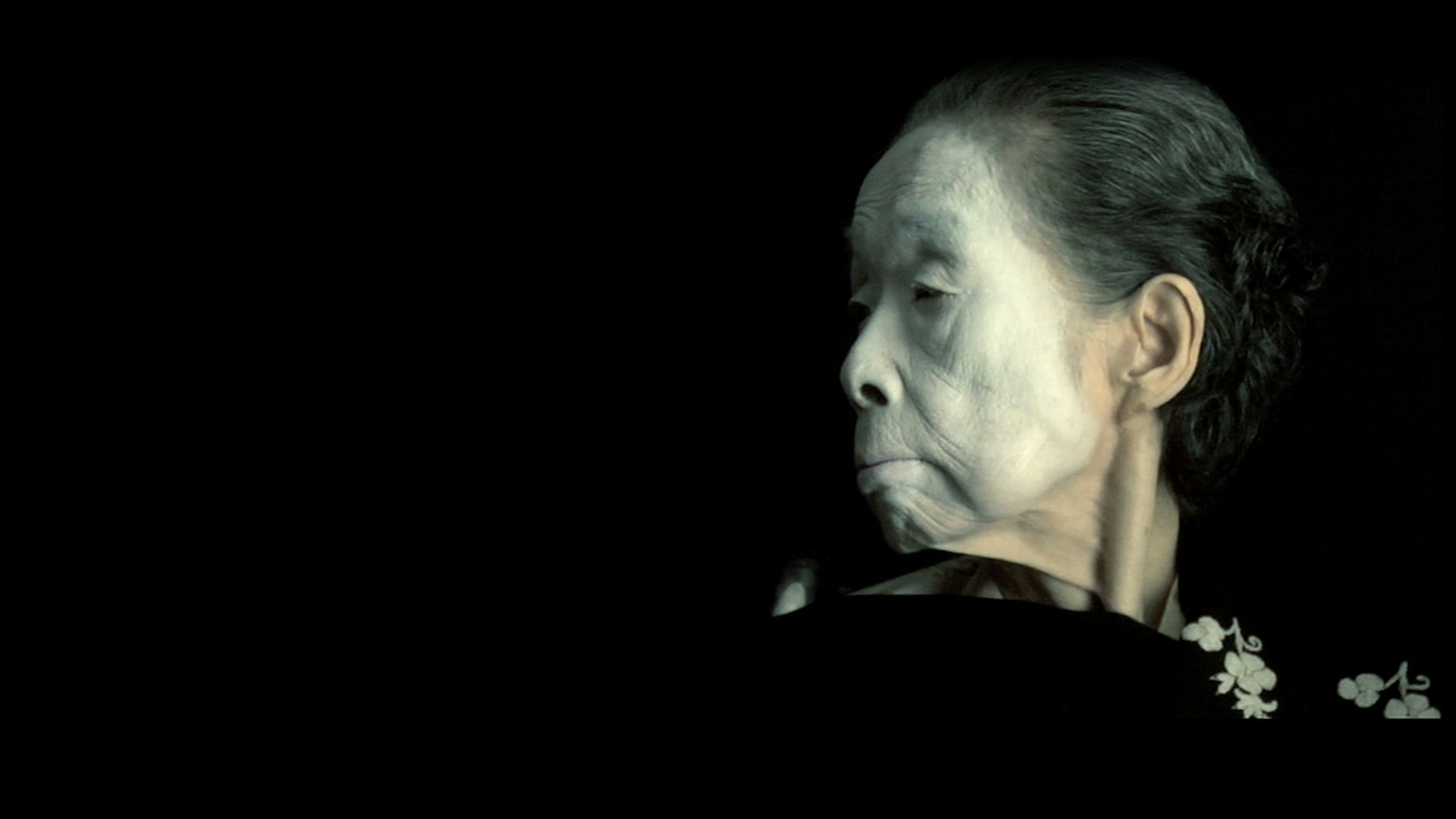 Suzushi Hanayagi (1928–2010) in Robert Wilsons Installation: „Dancing in My Mind“.<br>