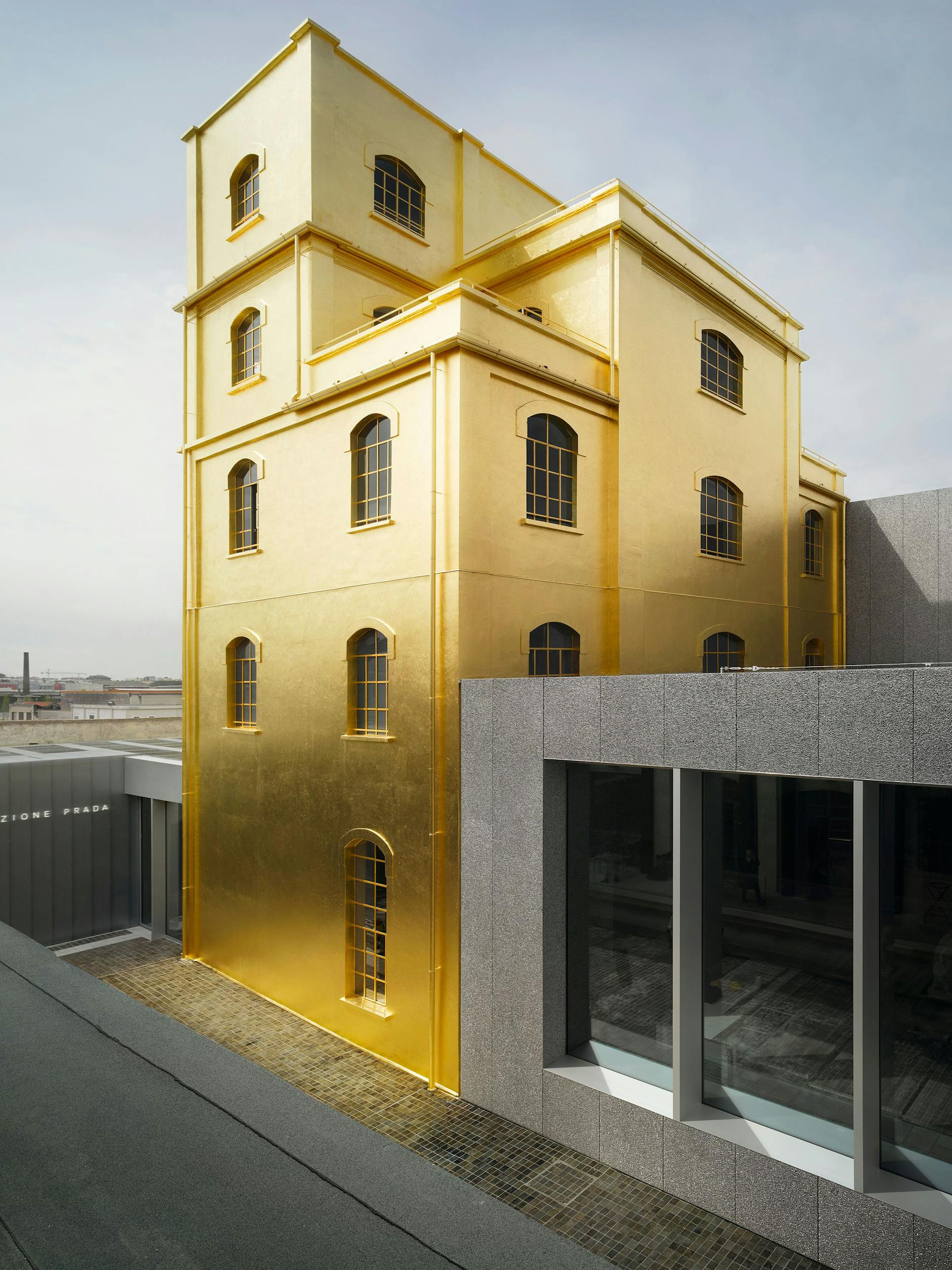 Handcrafted golden walls: a traditional Italian business covered the walls of the Haunted House in gold leaf from top to bottom.