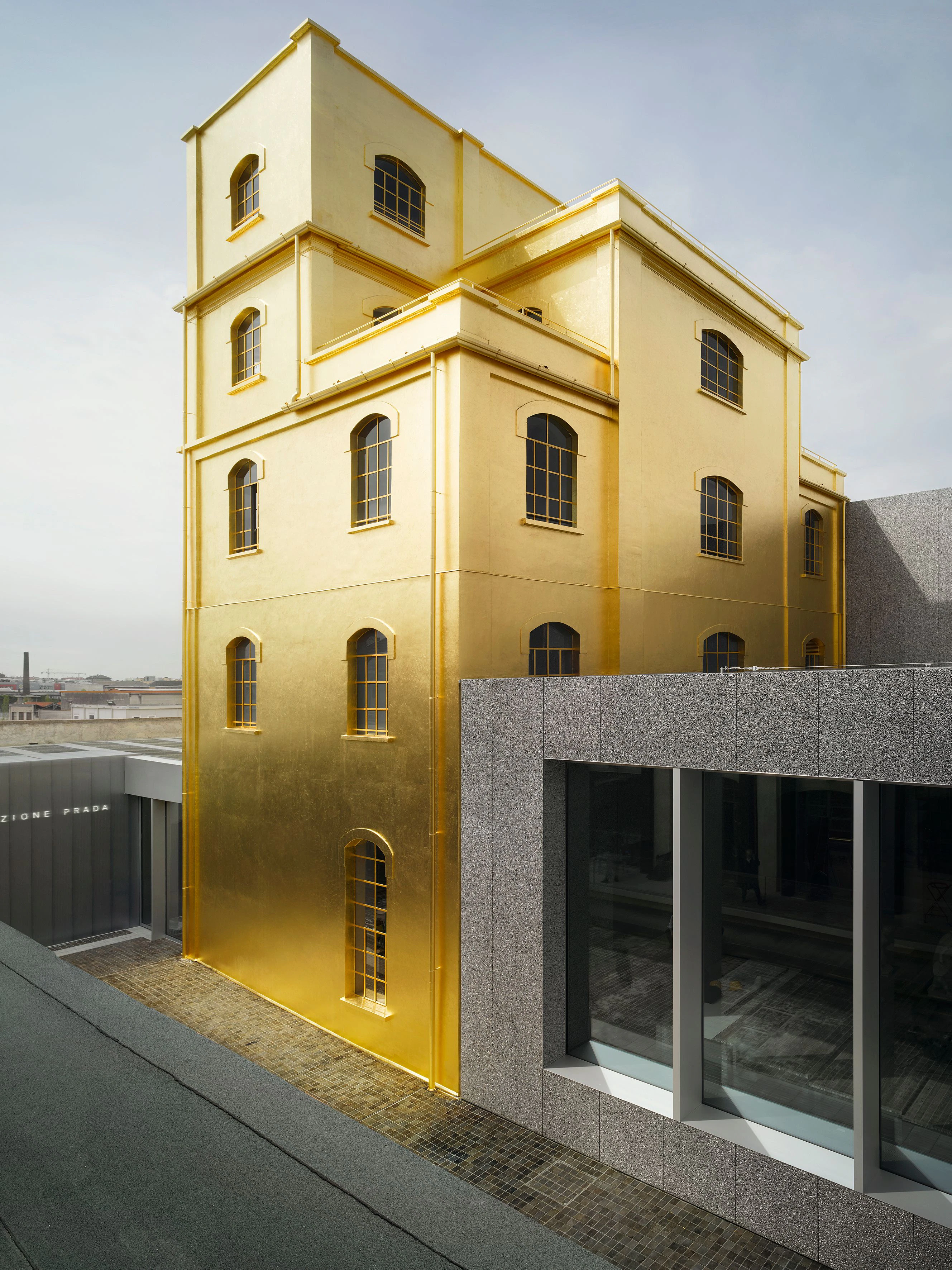Handwerk hat hier goldene Wände: Ein italienischer Traditionsbetrieb tapezierte das Geisterhaus von oben bis unten mit Blattgold.
