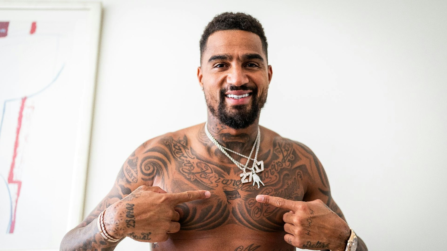 Volltätowiert, aber für die Hertha-Fahne war natürlich noch Platz: Kevin-Prince Boateng zeigt stolz sein neustes Tattoo.&nbsp;