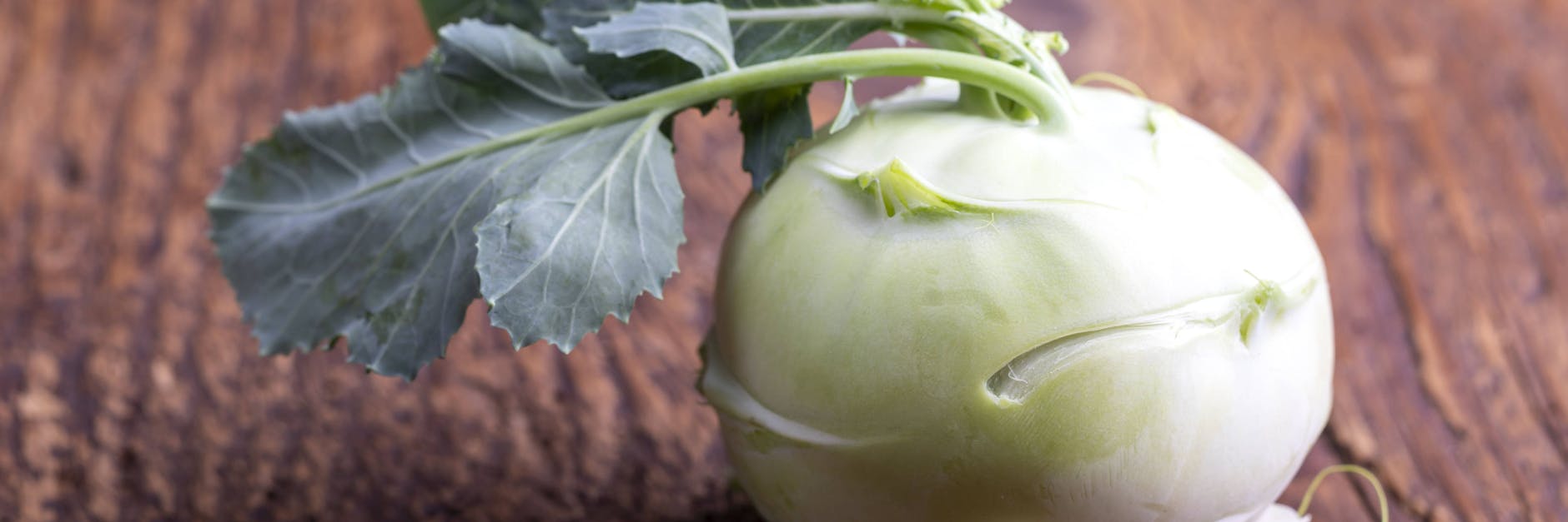 Kohlrabi wird gern roh geknabbert. Doch auch die Blätter sollten verwendet werden und statt in die Tonne in den Kochtopf wandern. 