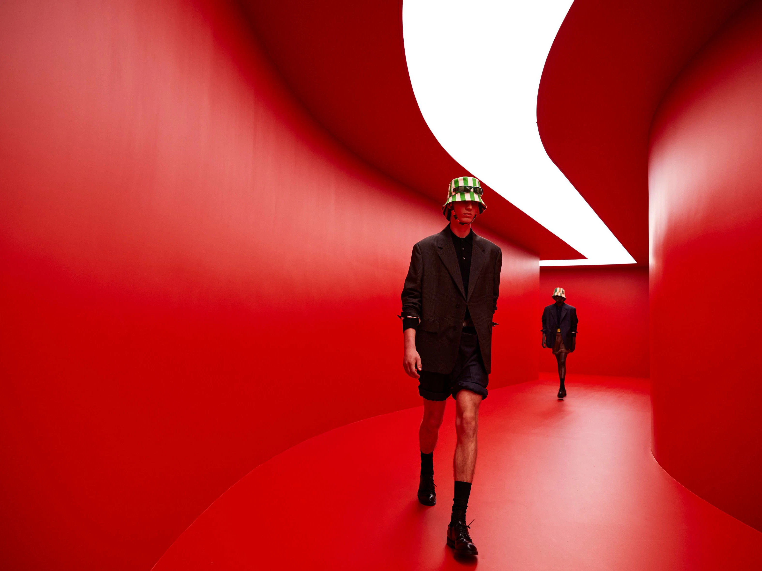 Den roten Catwalk-Tunnel für die jüngste Prada-Kollektion (Men