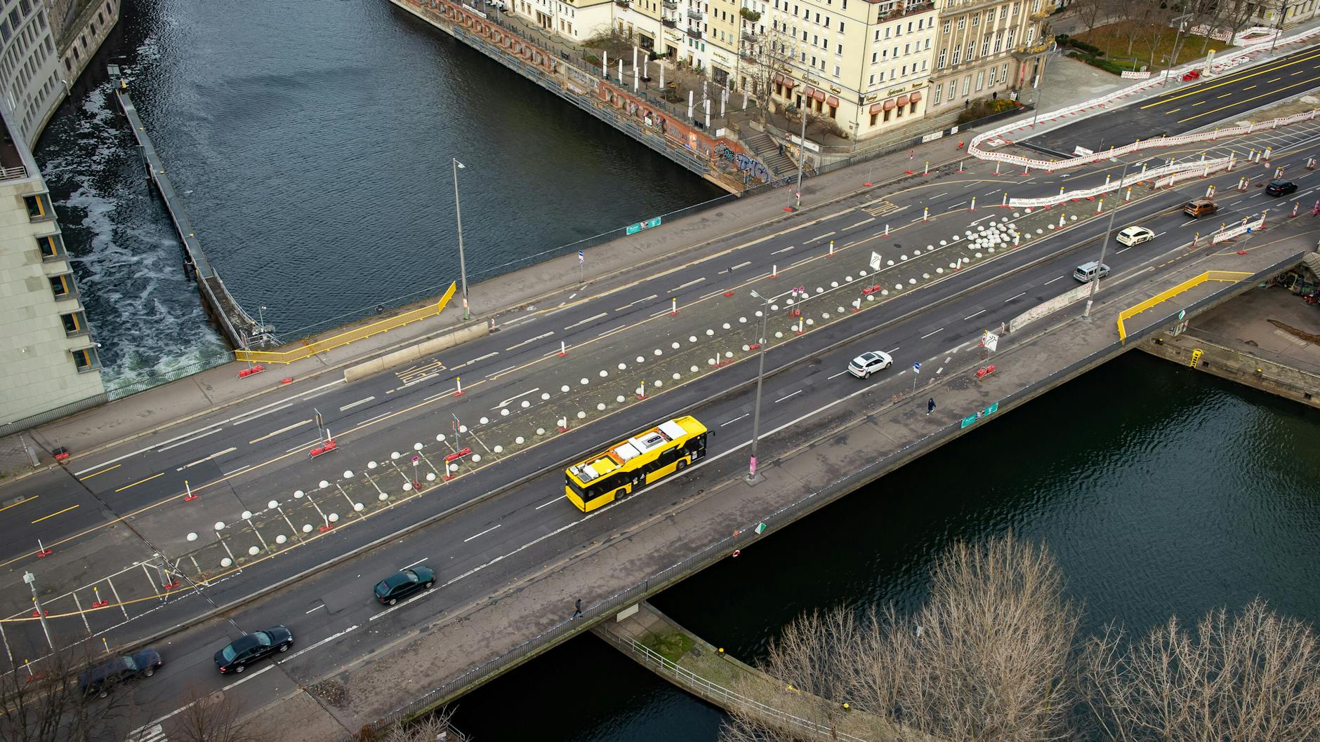 Sie überspannt am Nikolaiviertel die Spree: Die Mühlendammbrücke ist mehr als 50 Jahre alt.