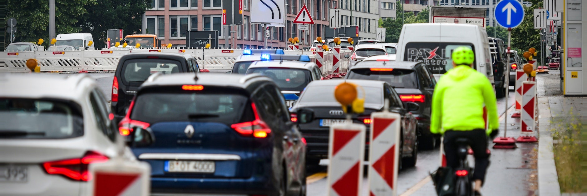 Stau in Mitte: Weil es auf der Mühlendammbrücke in Richtung Potsdamer Platz nur noch einspurig vorangeht, brauchen Kraftfahrer auf der wichtigen Ost-West-Verbindung nun noch mehr Geduld.