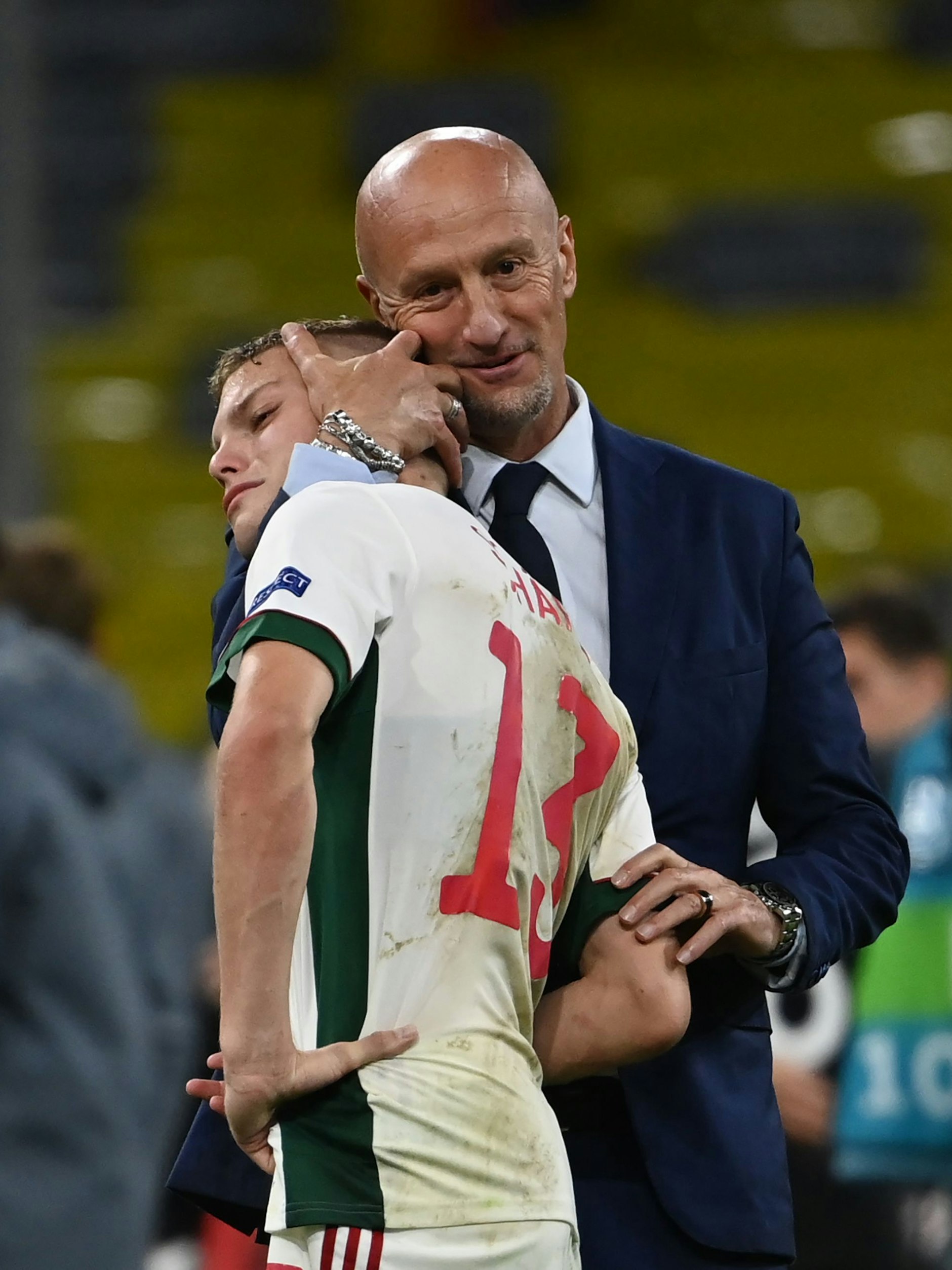Ungarns Trainer Marco Rossi tröstet Andras Schäfer nach dem 2:2 gegen Deutschland. Jetzt will der Coach der Magyaren erst einmal selber Trost im Urlaub suchen.&nbsp;