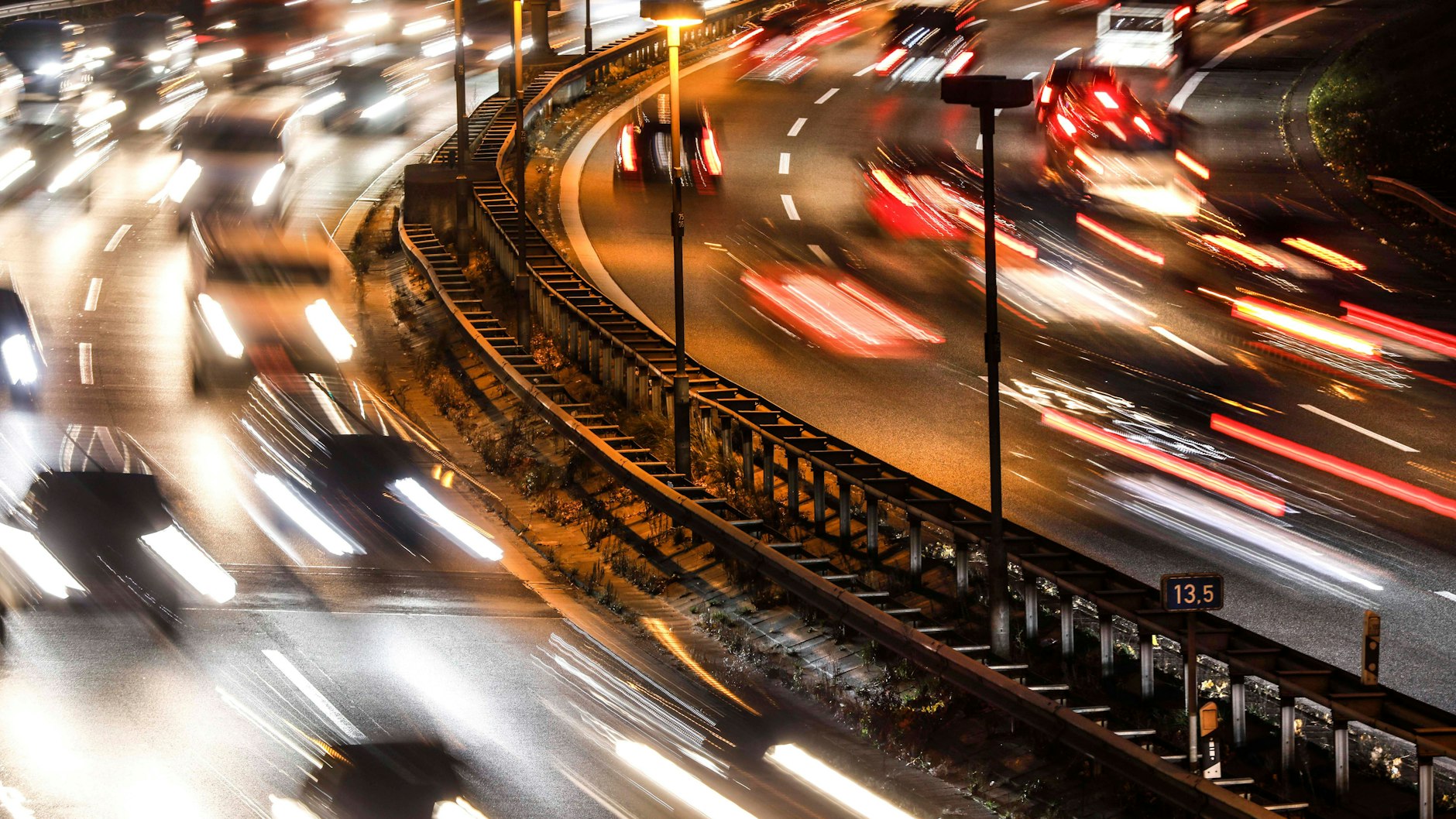 Autos in Berlin auf der A100, der am stärksten befahrenen Autobahn in Deutschland.