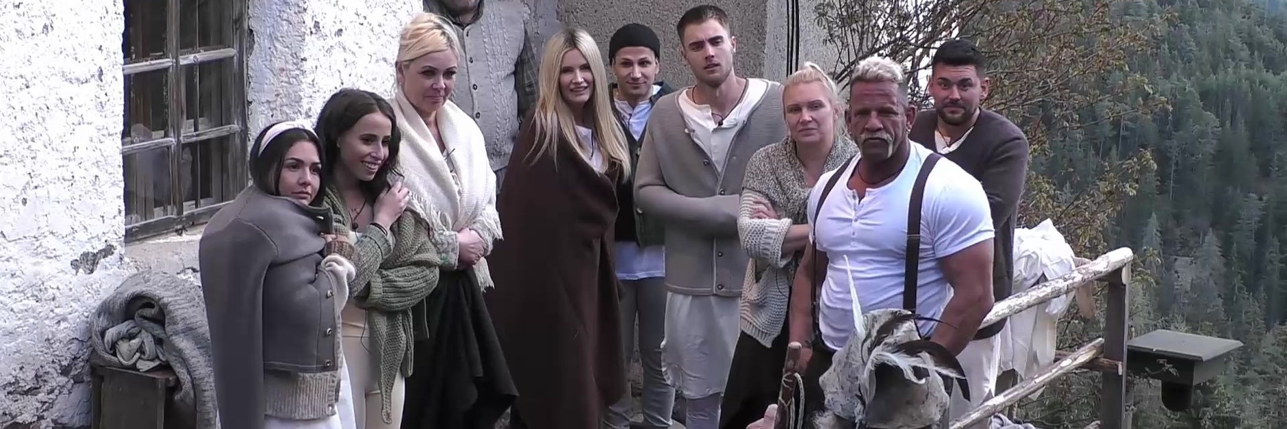 „Die Alm“: Die Promis bekommen Instruktionen von Almöhi Sepp.