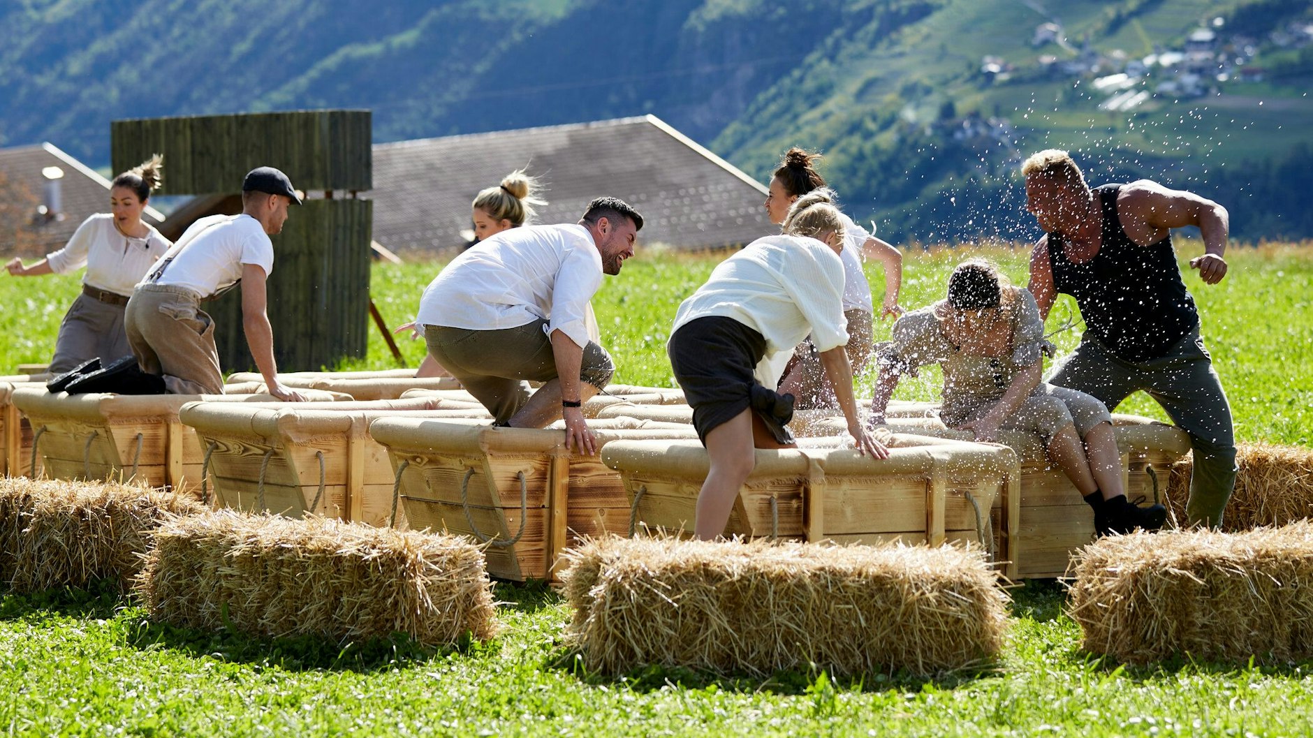 So geht es zu bei „Die Alm“: Die Kandidaten zoffen sich um den Jauche-Trog beim Reise nach Jerusalem spielen.
