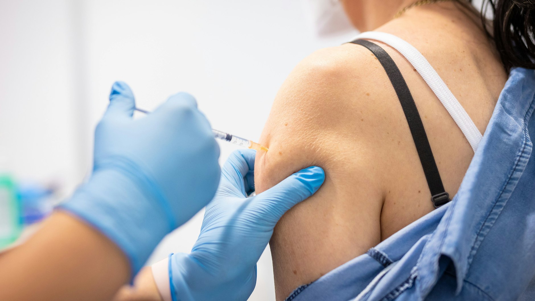 Wegen der Ausbreitung der Delta-Varianten diskutieren Experten derzeit über eine Verkürzung der Impfabstände.&nbsp;