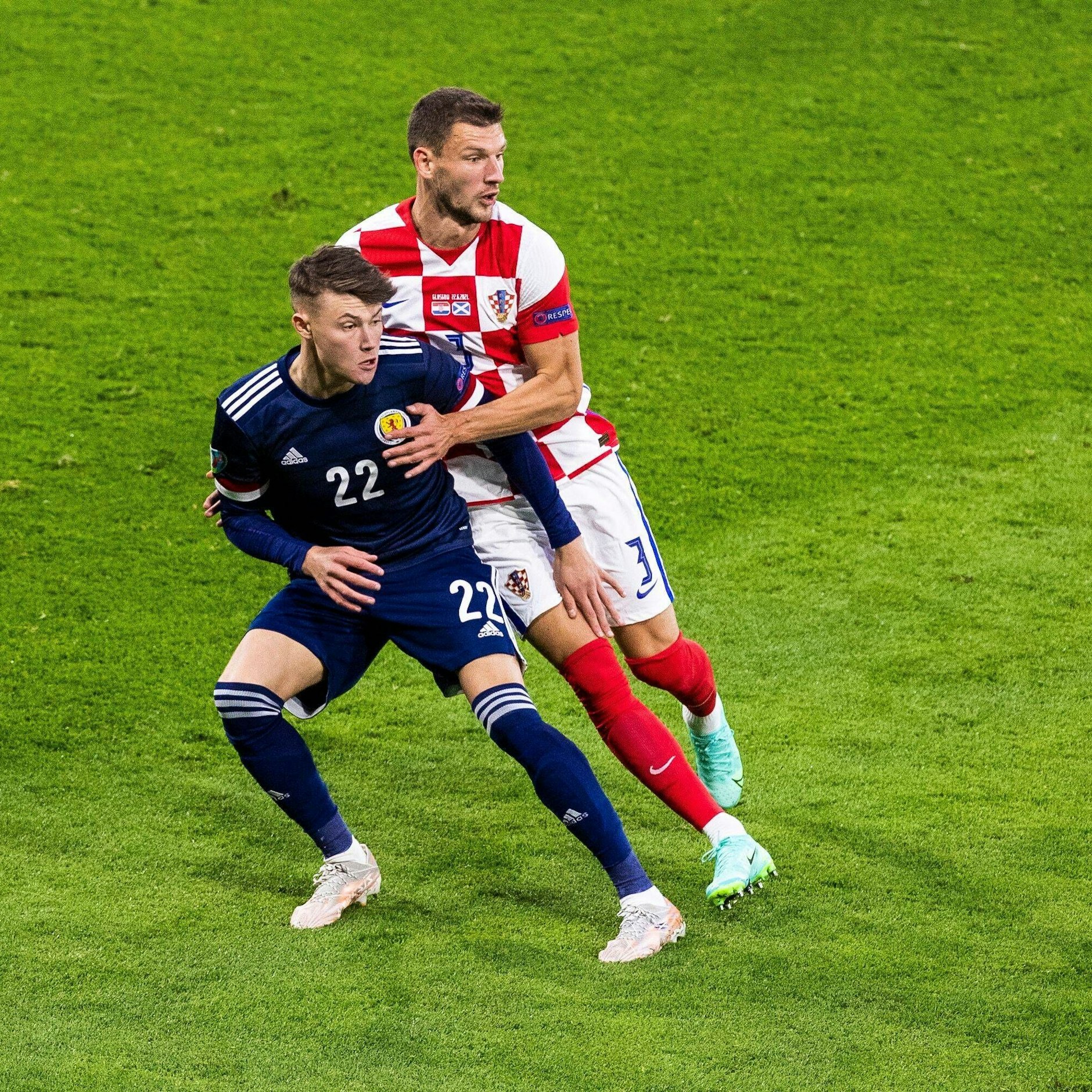 Kroatiens Borna Barisic – hier im Duell mit seinem Rangers Klubkollegen Nathan Patterson (vorn) – freut sich darüber, dass die Schotten sich nicht nachtragend zeigen. 