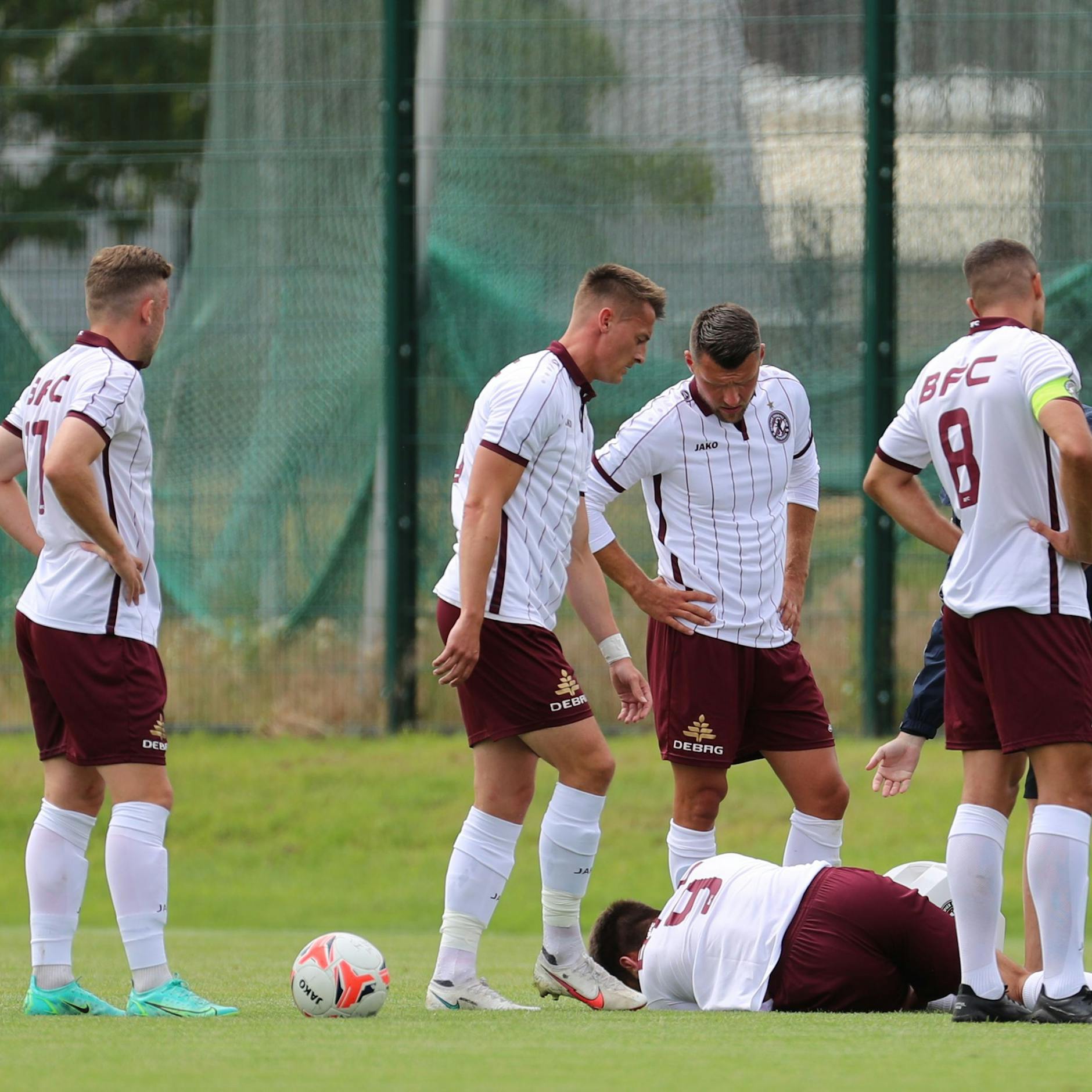 Besorgte Blicke der Kollegen: Christian Beck liegt verletzt am Boden.