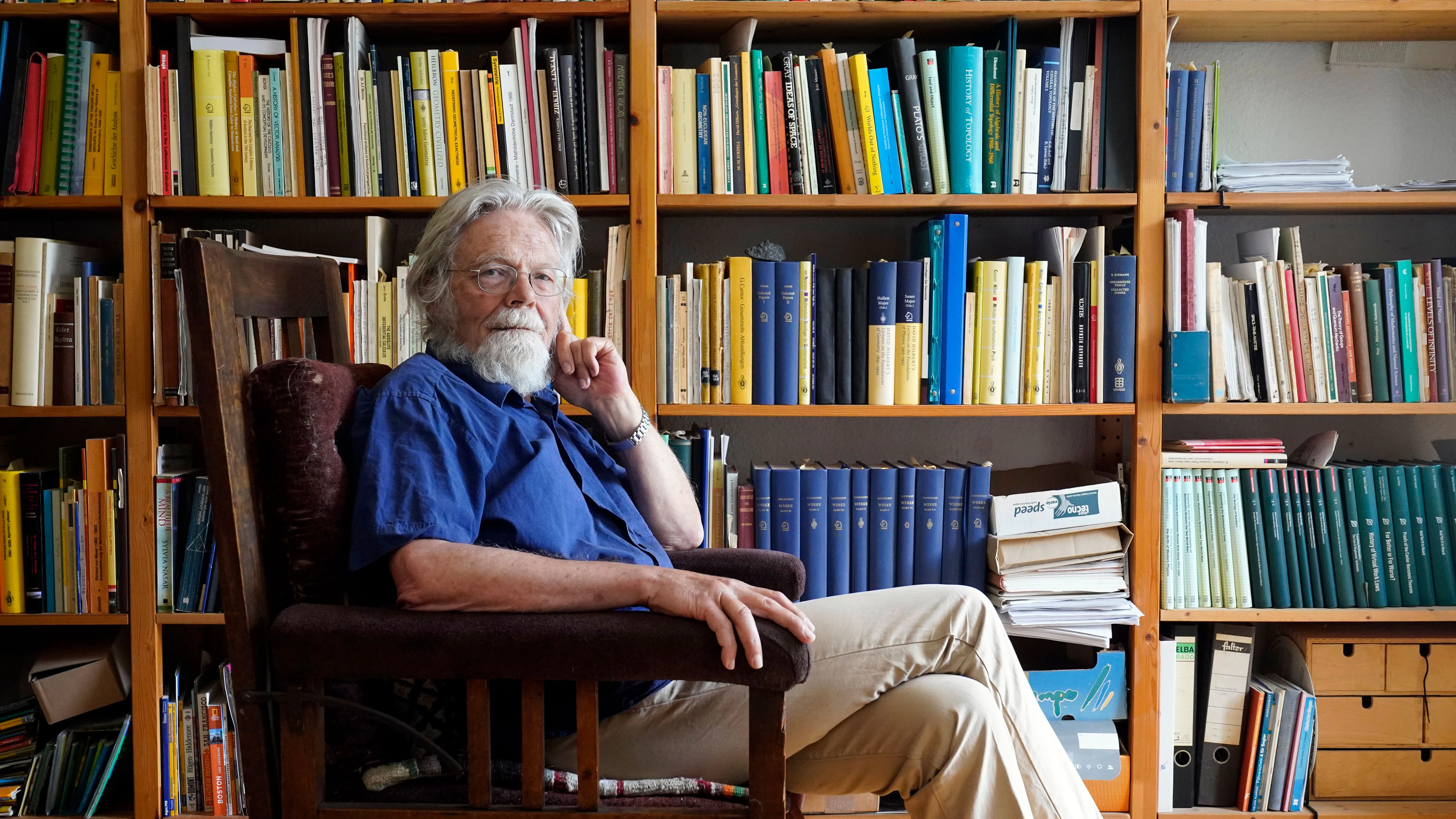 Erhard Scholz, geboren 1947, studierte Mathematik und Physik in Bonn und Warwick. Promotion 1979 über Geschichte der Mathematik seit 1800. Mitherausgeber der Werke Felix Hausdorffs. Seit 1987 Professor an der Universität Wuppertal, forscht am dortigen Interdisziplinären Zentrum für Wissenschaftsgeschichte und -philosophie.