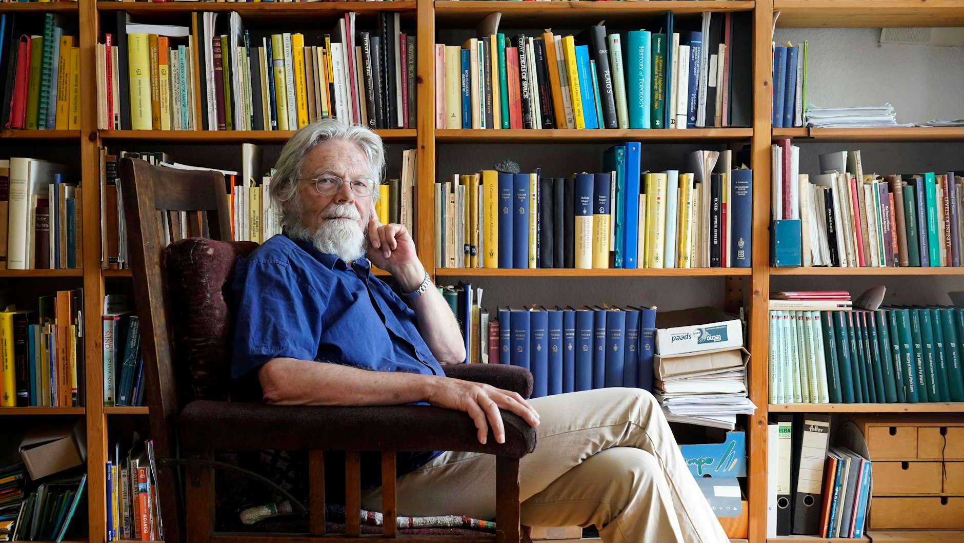 Erhard Scholz, geboren 1947, studierte Mathematik und Physik in Bonn und Warwick. Promotion 1979 über Geschichte der Mathematik seit 1800. Mitherausgeber der Werke Felix Hausdorffs. Seit 1987 Professor an der Universität Wuppertal, forscht am dortigen Interdisziplinären Zentrum für Wissenschaftsgeschichte und -philosophie.