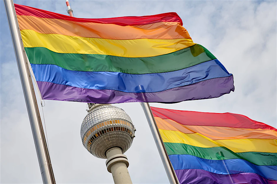 Regenbogenflaggen vor dem Berliner Fernsehturm (Symbolbild).&nbsp;
