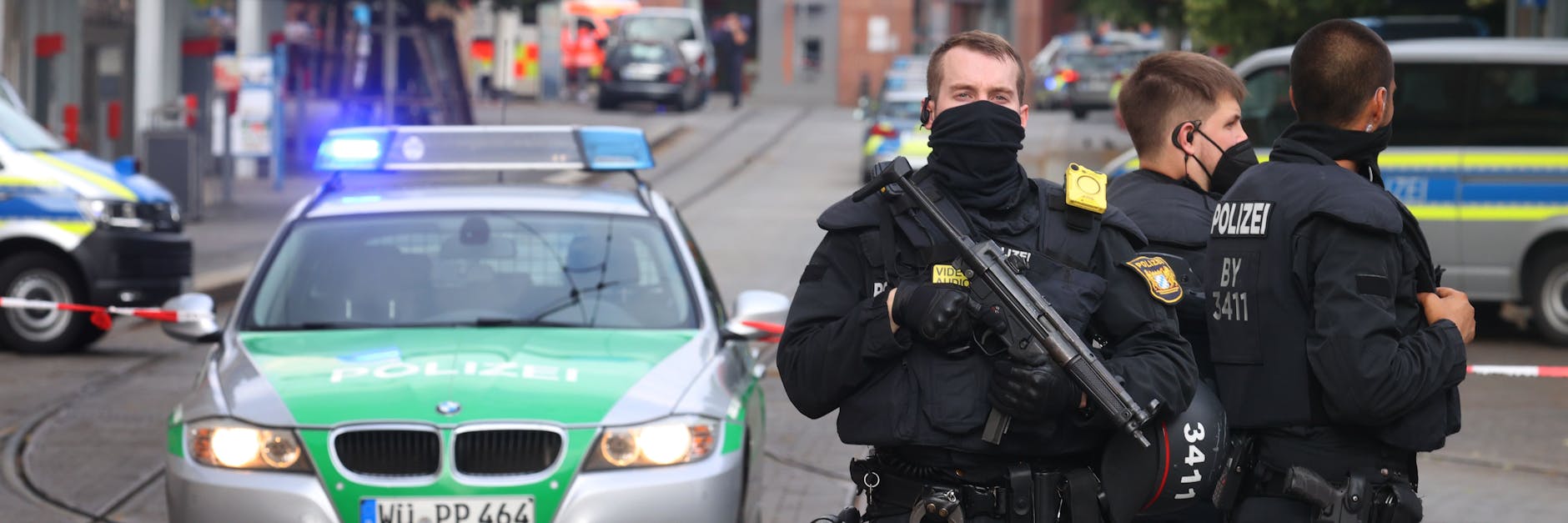Messer-Amok in Würzburg: Schwerbewaffnete Polizisten rund um den Tatort in der Würzburger Innenstadt. 