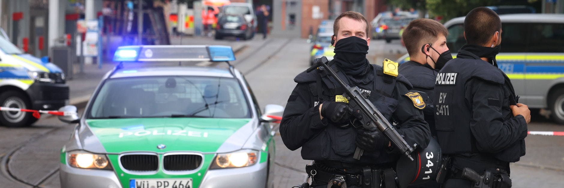 Messer-Amok in Würzburg: Schwerbewaffnete Polizisten rund um den Tatort in der Würzburger Innenstadt.&nbsp;