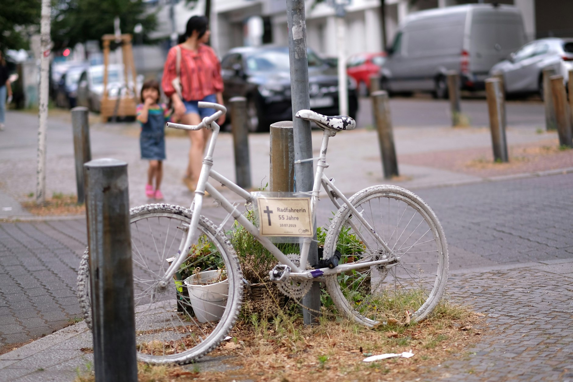 <br>Ein weißes Fahrrad, aufgestellt vom ADFC an der Kreuzung Schillerstraße Ecke Krumme Straße, erinnert an Frau L.