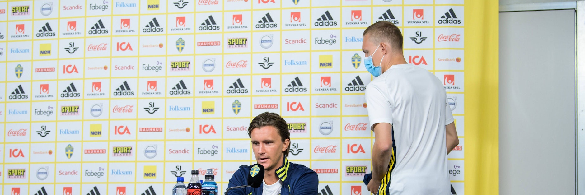 Zurück vom Klo, das macht ihn froh: Ludwig Augustinsson (r.) hatte während einer Pressekonferenz, bei der er mit Kristoffer Olsson auf dem Podium saß, fluchtartig den Raum verlassen müssen. Die menschliche Natur hatte sich gemeldet ... 