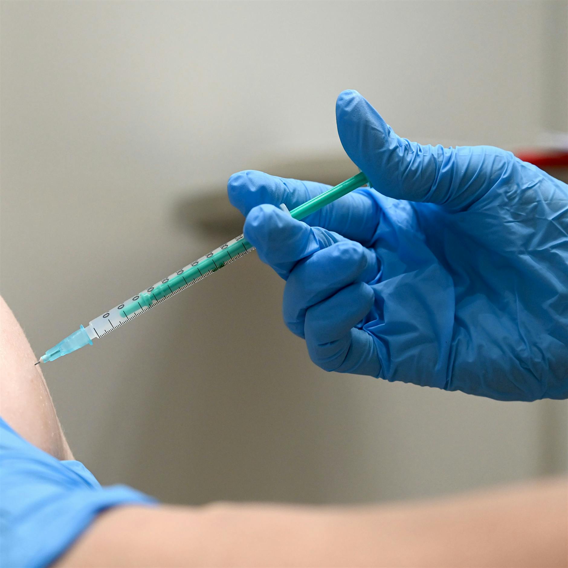 Forscher raten zu dritter Corona-Impfung für Senioren und Immunschwache