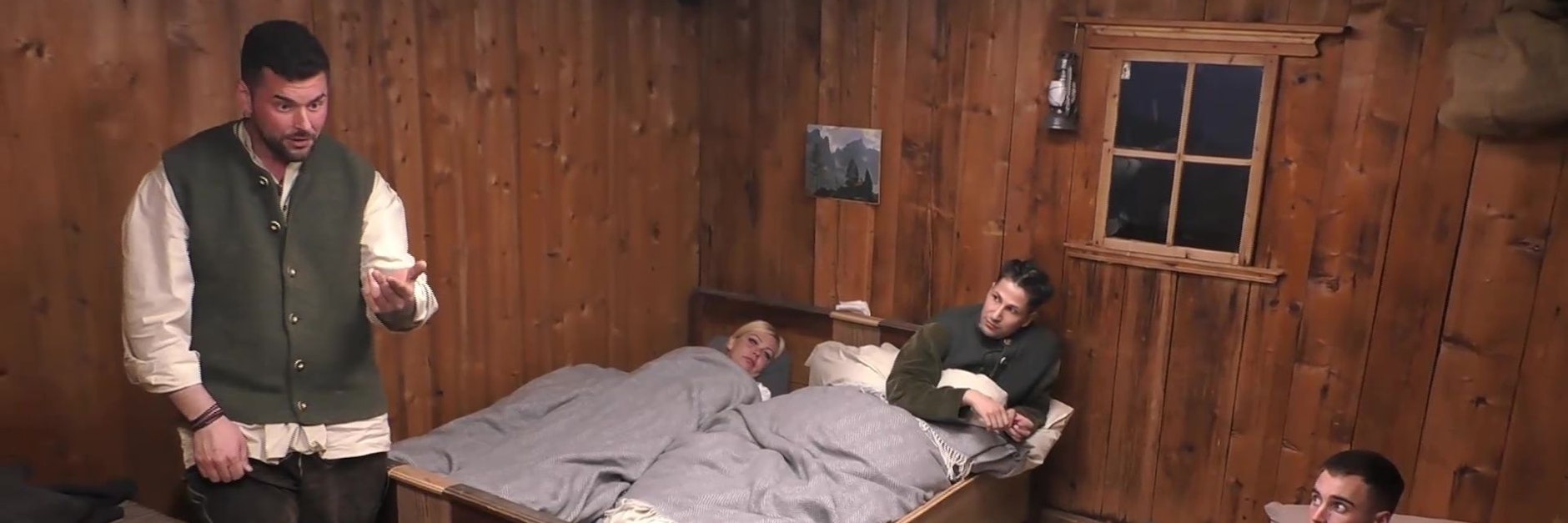 Ioannis Amanatidis redet bei Die Alm auf Katharina Eisenblut (nicht im Bild) ein.