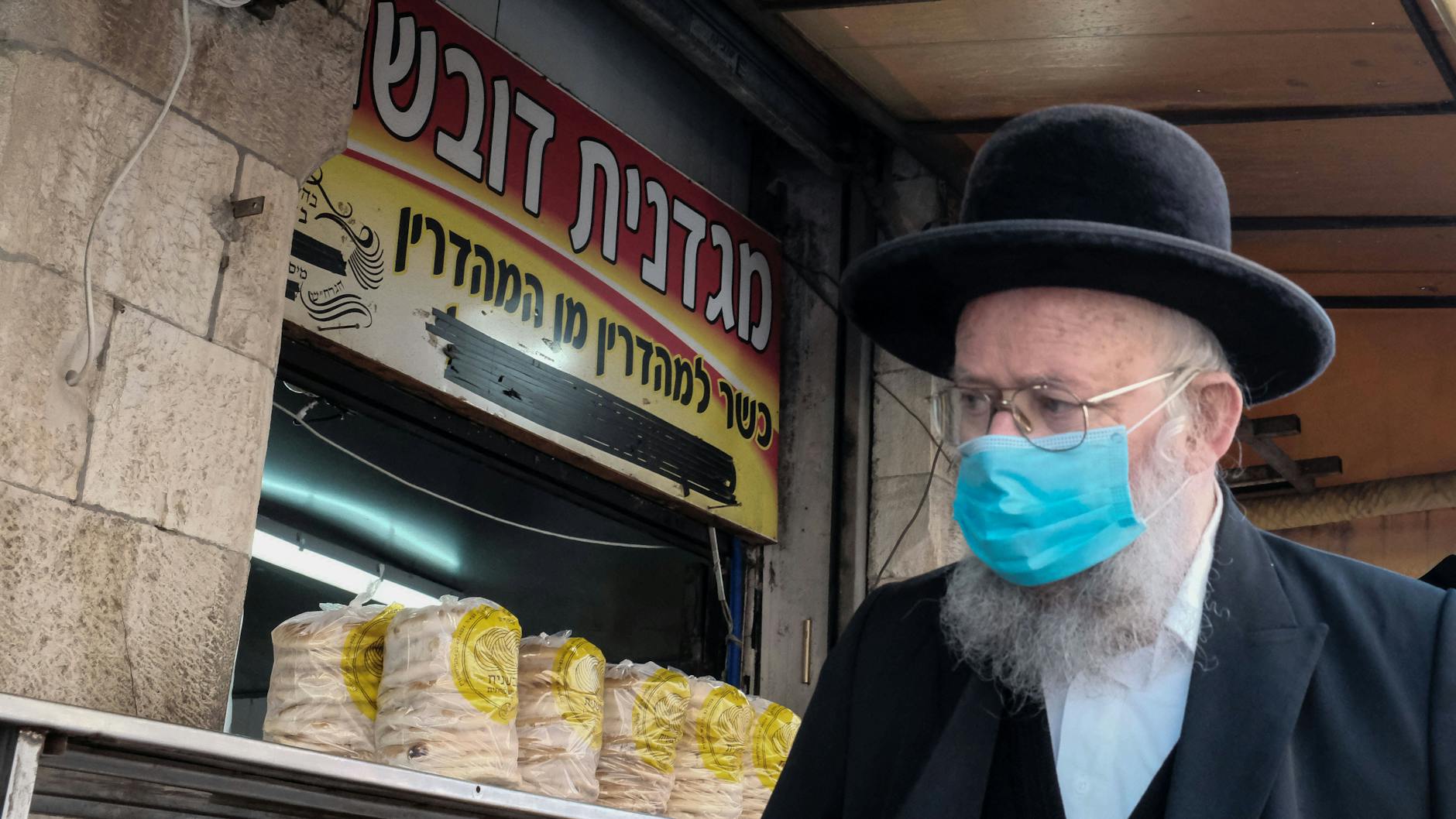 Israel hatte erst am 15. Juni nach einer erfolgreichen Impfkampagne eine seiner letzten Corona-Beschränkungen aufgehoben. Nun müssen in Innenräumen wieder Masken getragen werden.