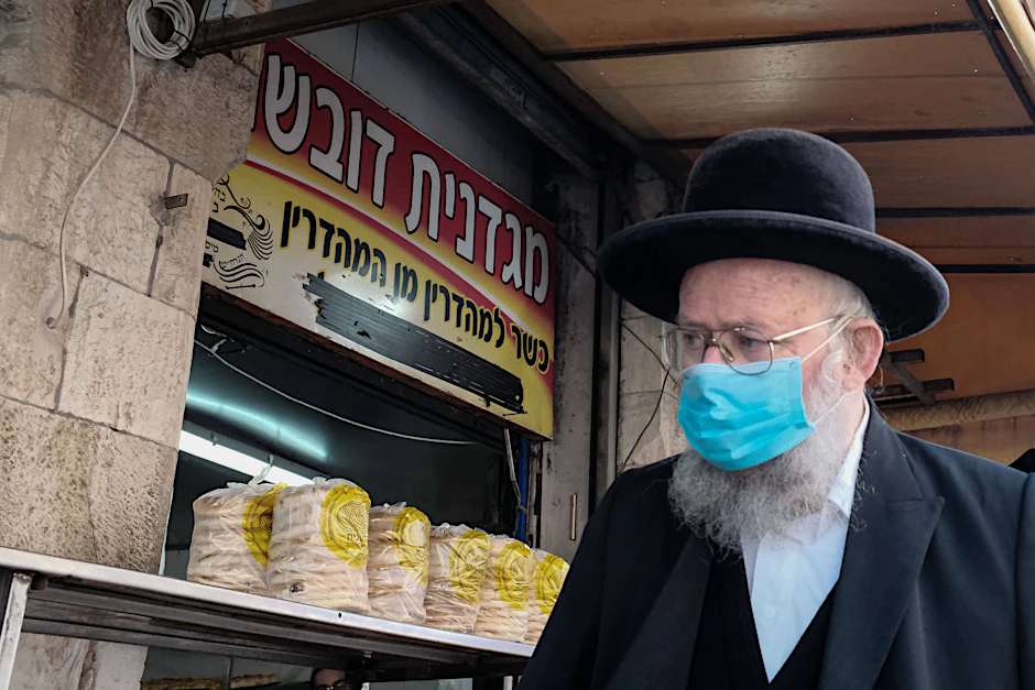 Israel hatte erst am 15. Juni nach einer erfolgreichen Impfkampagne eine seiner letzten Corona-Beschränkungen aufgehoben. Nun müssen in Innenräumen wieder Masken getragen werden.