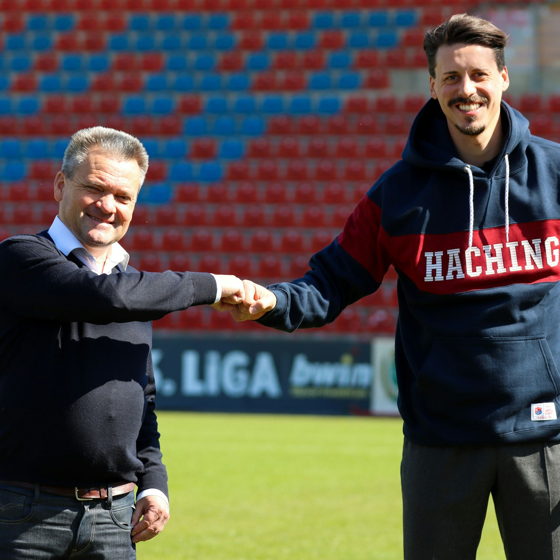 HANDOUT - 24.03.2021, Bayern, Unterhachings Präsident Manfred Schwabl (l.), Sandro Wagner bei der Präsentation als U19-Trainer. Künftig soll Wagner die Männer trainieren.