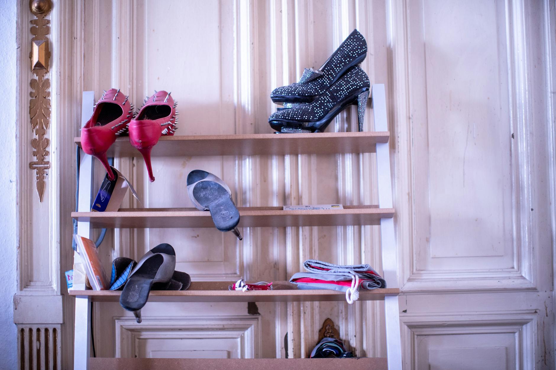 Von wegen „Diamonds Are A Girls Best Friend“ – Schuhe sind es, Schuhe! Wie man in Gloria Viagras Wohnung in West-Berlin sehen kann.