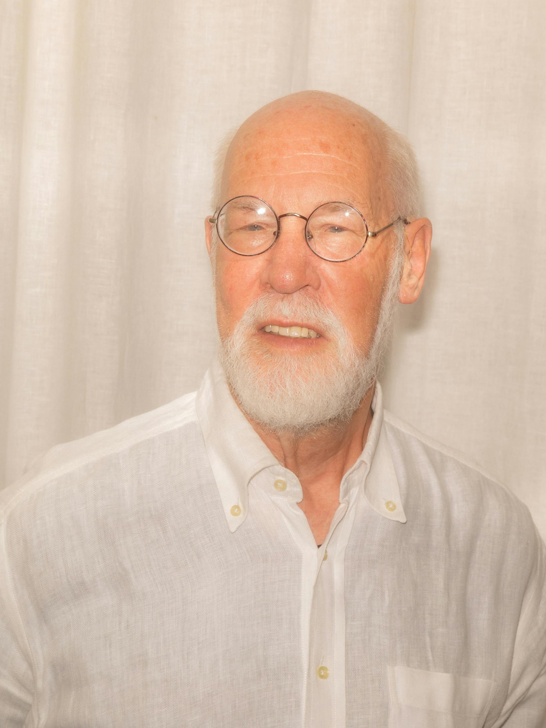 Matthias Kreck, geboren 1947, promovierte 1972 an der Universität Bonn, studierte noch vier Jahre evangelische Theologie. Professor für Mathematik in Mainz, Heidelberg, Bonn und Frankfurt am Main. Er war von 1994 bis 2002 Direktor des mathematischen Forschungsinstituts Oberwolfach. Er forscht nach wie vor in algebraischer Topologie.