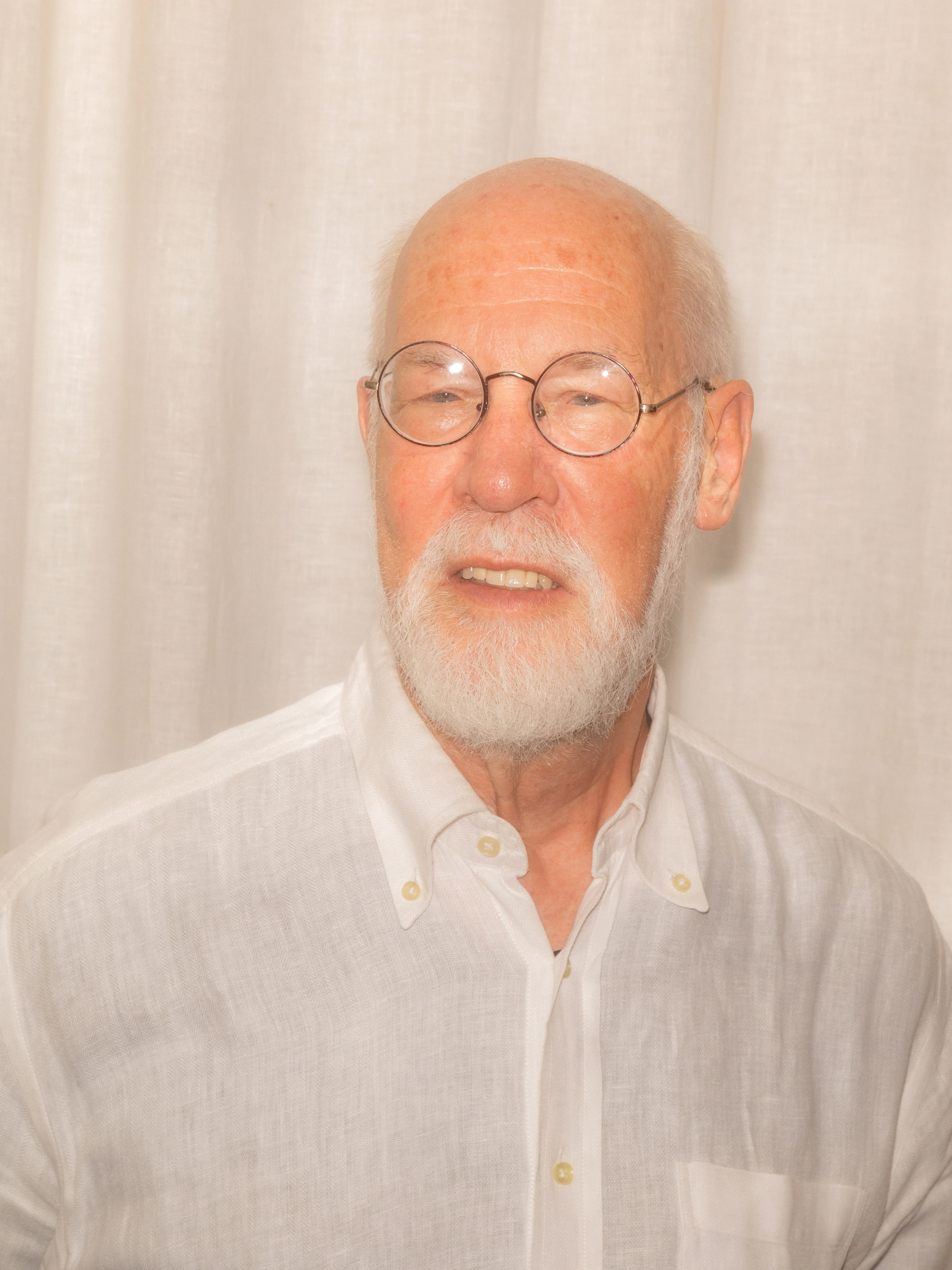 Matthias Kreck, geboren 1947, promovierte 1972 an der Universität Bonn, studierte noch vier Jahre evangelische Theologie. Professor für Mathematik in Mainz, Heidelberg, Bonn und Frankfurt am Main. Er war von 1994 bis 2002 Direktor des mathematischen Forschungsinstituts Oberwolfach. Er forscht nach wie vor in algebraischer Topologie.