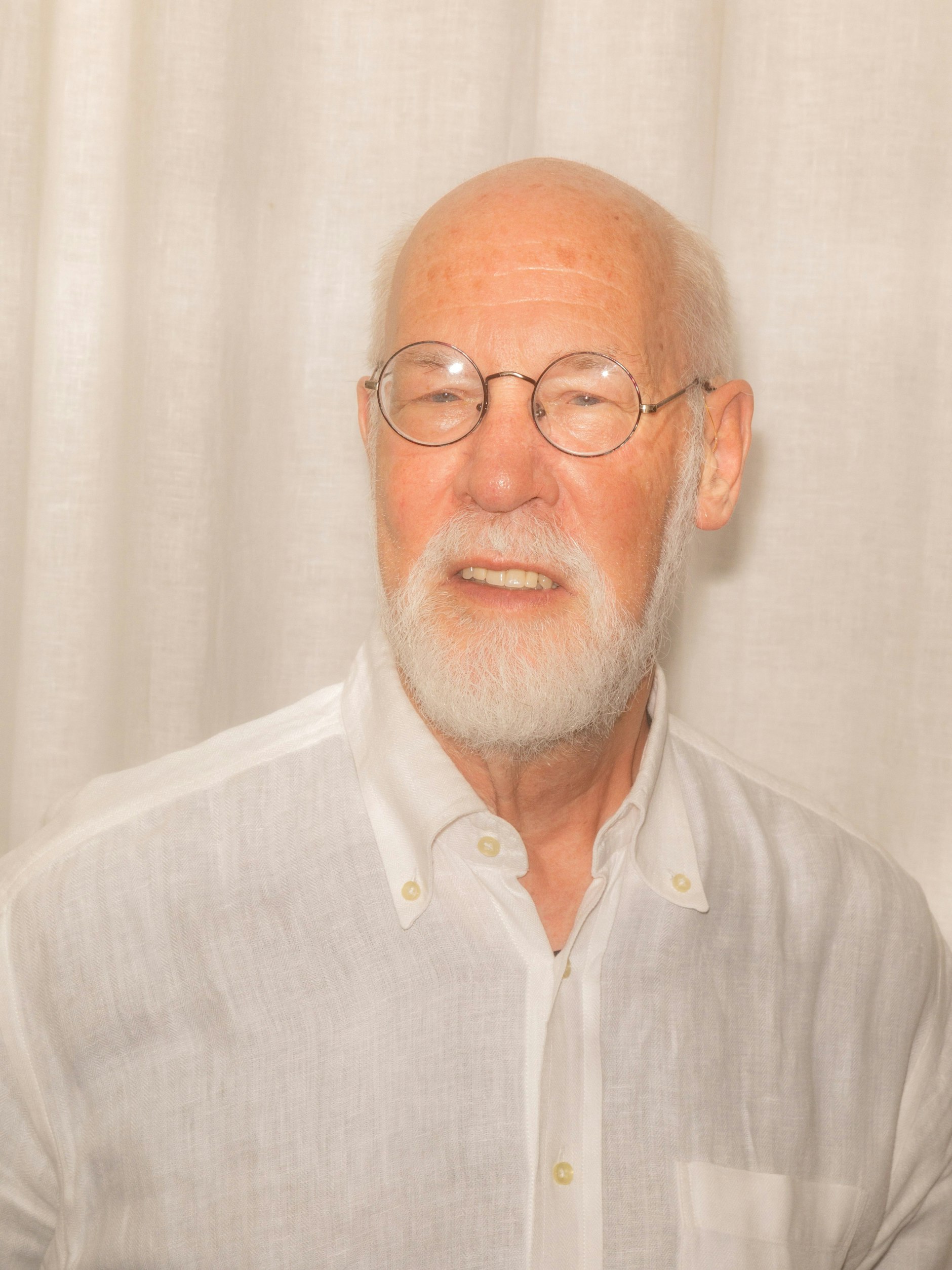 Matthias Kreck, geboren 1947, promovierte 1972 an der Universität Bonn, studierte noch vier Jahre evangelische Theologie. Professor für Mathematik in Mainz, Heidelberg, Bonn und Frankfurt am Main. Er war von 1994 bis 2002 Direktor des mathematischen Forschungsinstituts Oberwolfach. Er forscht nach wie vor in algebraischer Topologie.