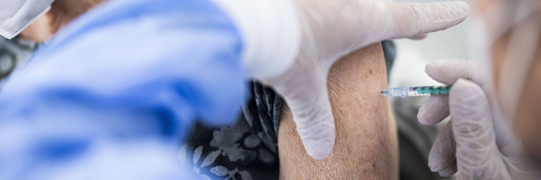 Hochbetagte und Menschen mit einem geschwächten Immunsystem brauchen nach Meinung vieler Experten bereits in diesem Herbst eine dritte Impfdosis.