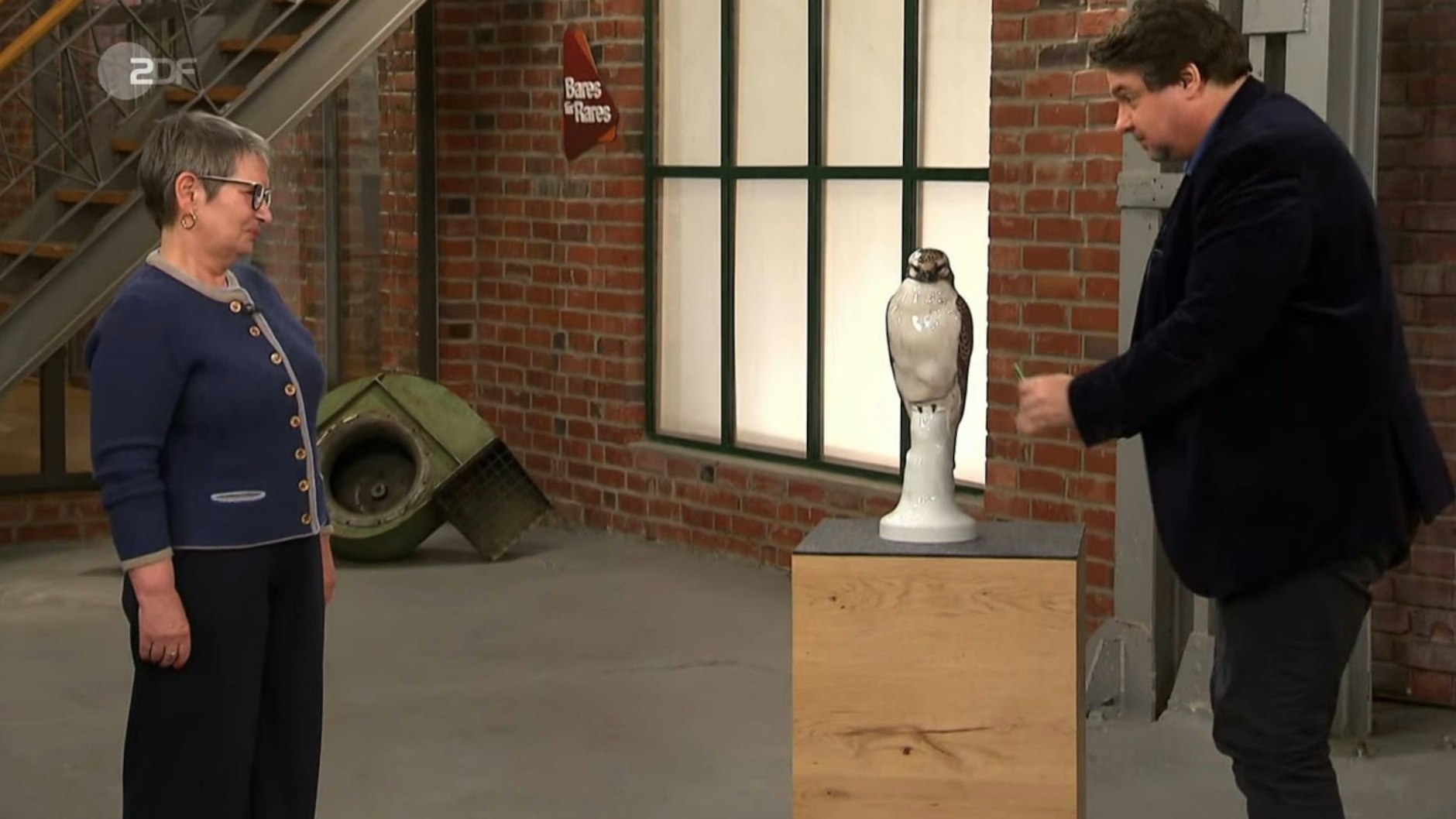 „Bares für Rares“-Händler Daniel Meyer zahlt für den Bussard 700 Euro.