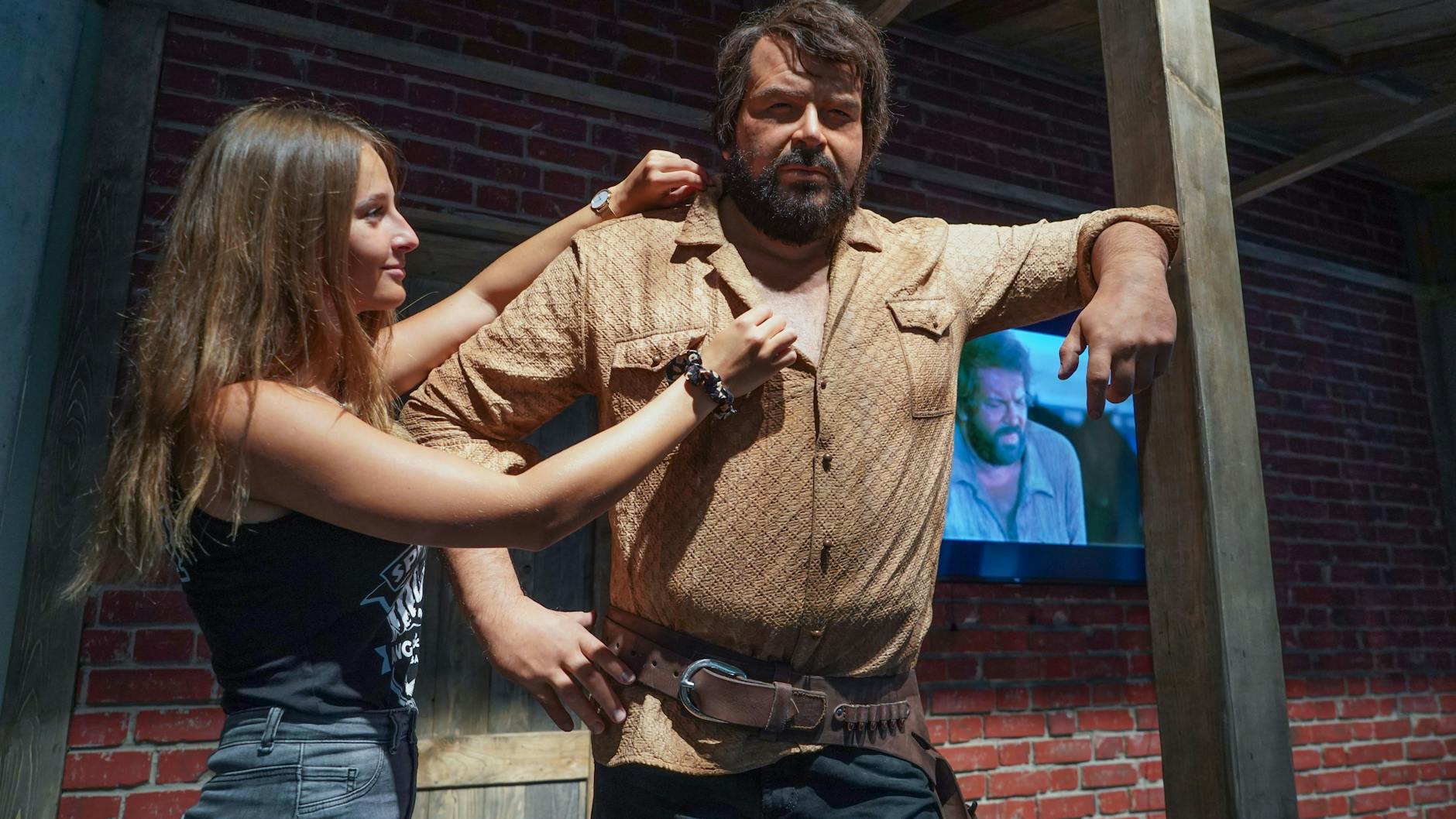 Leonie richtet im Bud Spencer Museum das Hemd an einer lebensgroßen Latex-Figur des Schauspielers Bud Spencer.