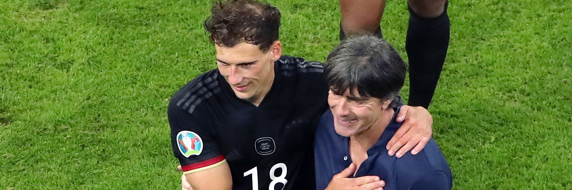 So sehen Sieger aus: Leon Goretzka und Bundestrainer Joachim Löw freuen sich über den Einzug ins Achtelfinale.