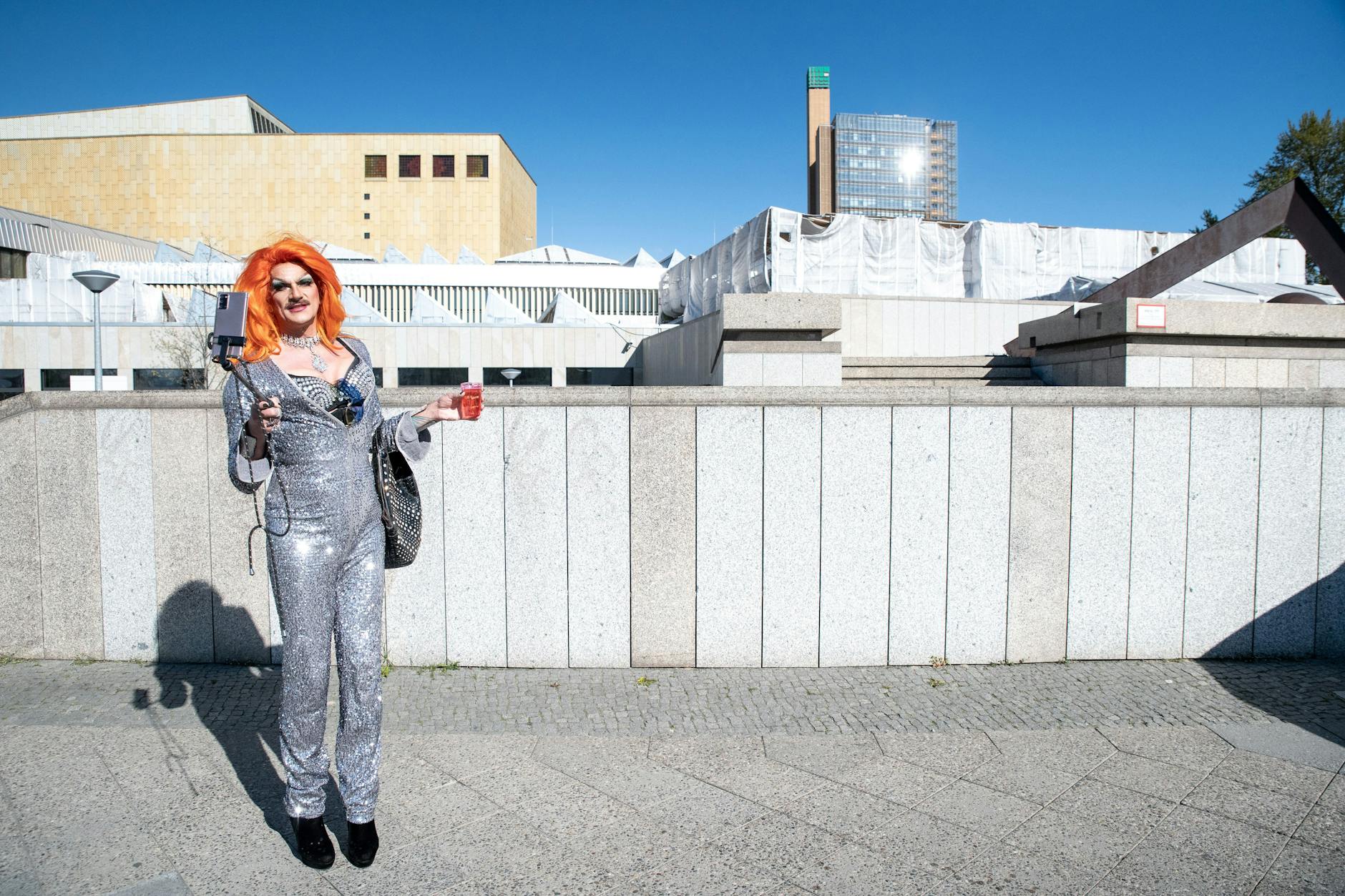 Große Dame vor großer Kulisse: Mit Schuhen misst Gloria Viagra fast 2,1 Meter.