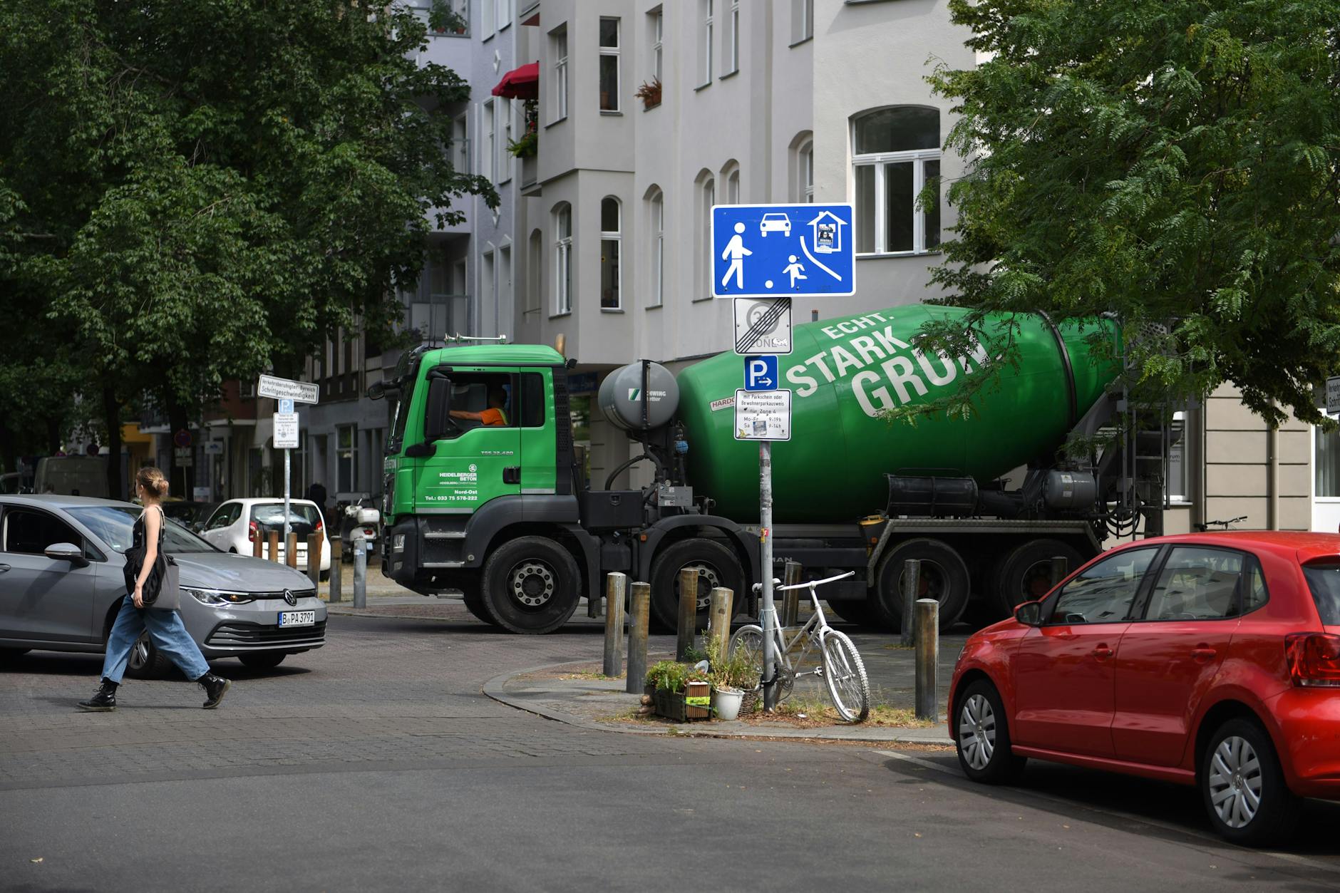 Aus dieser Richtung näherte sich Frau L. der Kreuzung. Fuhr sie auf dem Gehweg?<br><br>