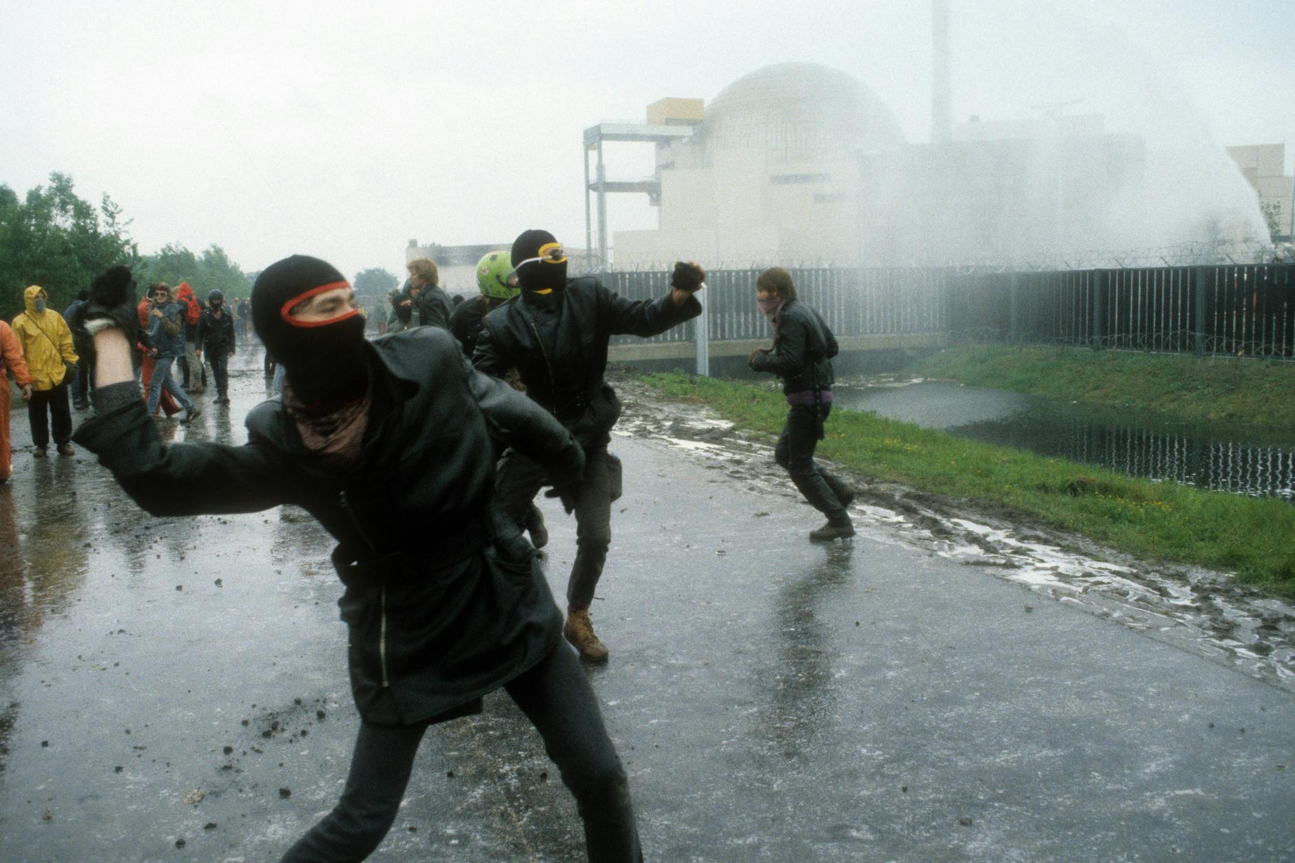 Mit 50.000 bis 100.000 Demonstranten gilt die Großdemonstration bei Brokdorf als die bis dahin größte Demonstration in der Bundesrepublik.