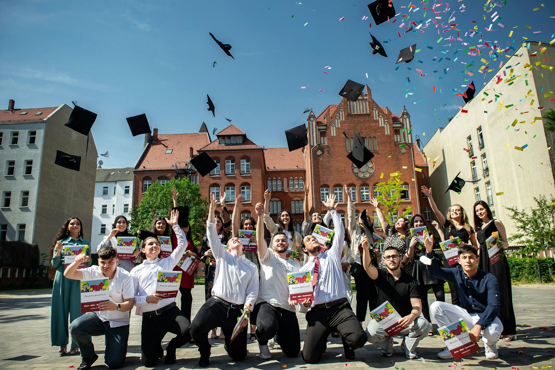 Abiturienten des Ernst-Abbe-Gymnasiums in Neukölln feiern ihren erfolgreichen Abschluss.